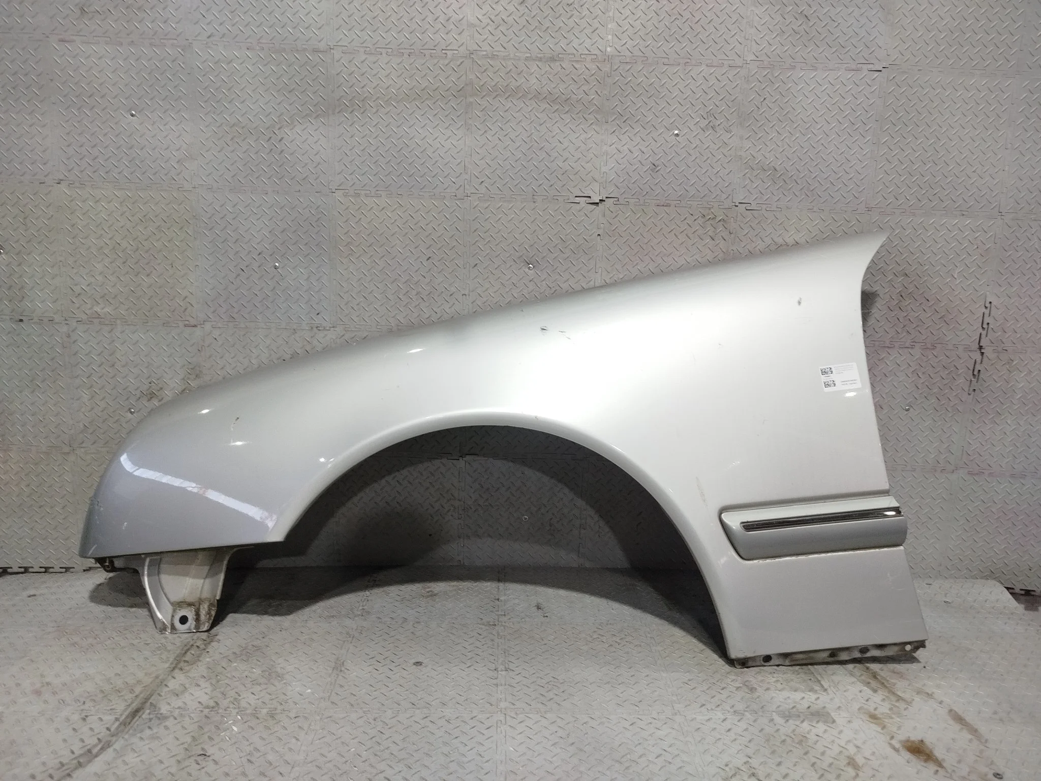 КРЫЛО MERCEDES-BENZ A2108801518 ПЕРЕД ЛЕВО серебро, 744U S4239