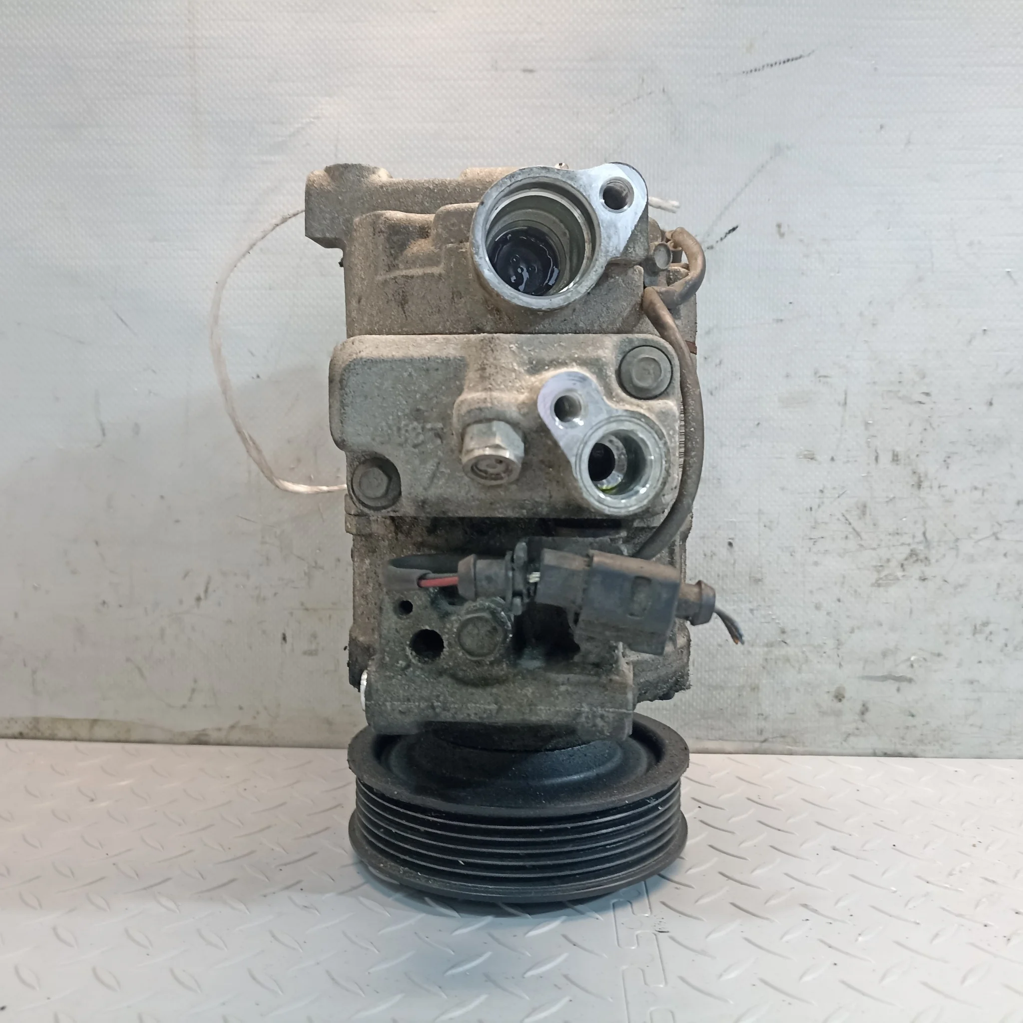 КОМПРЕССОР КОНДИЦИОНЕРА AUDI 4F0260805AJ