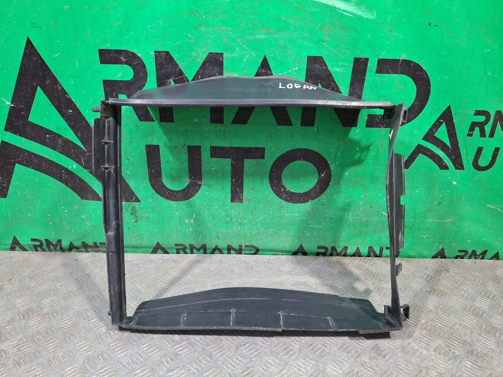 Рамка радиатора Renault Sandero 2013-2022