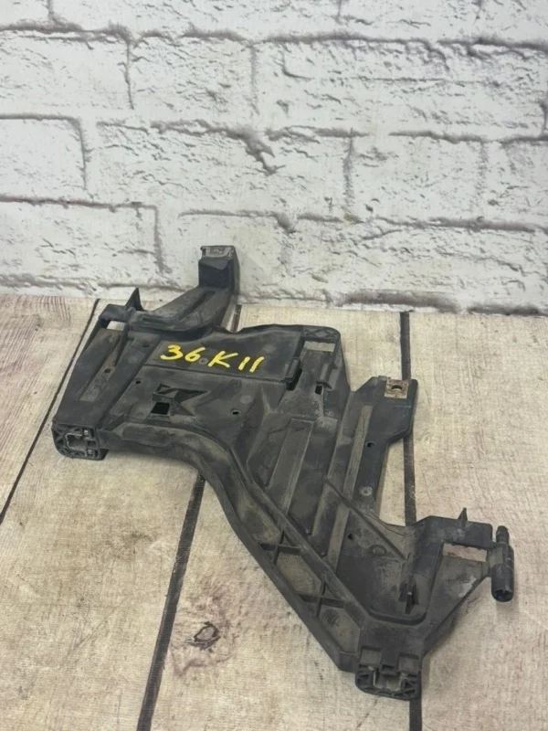 Кронштейн фар правый Audi A4 2009 B8 Allroad