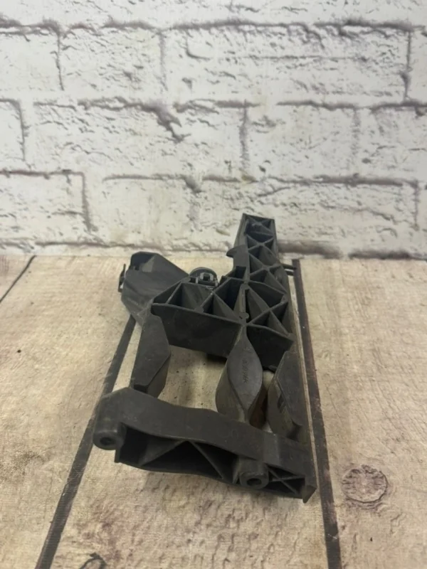 Кронштейн фар правый audi A6