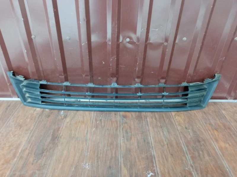 Решетка бампера Toyota Corolla 2013-2018 5311202470 180, передняя