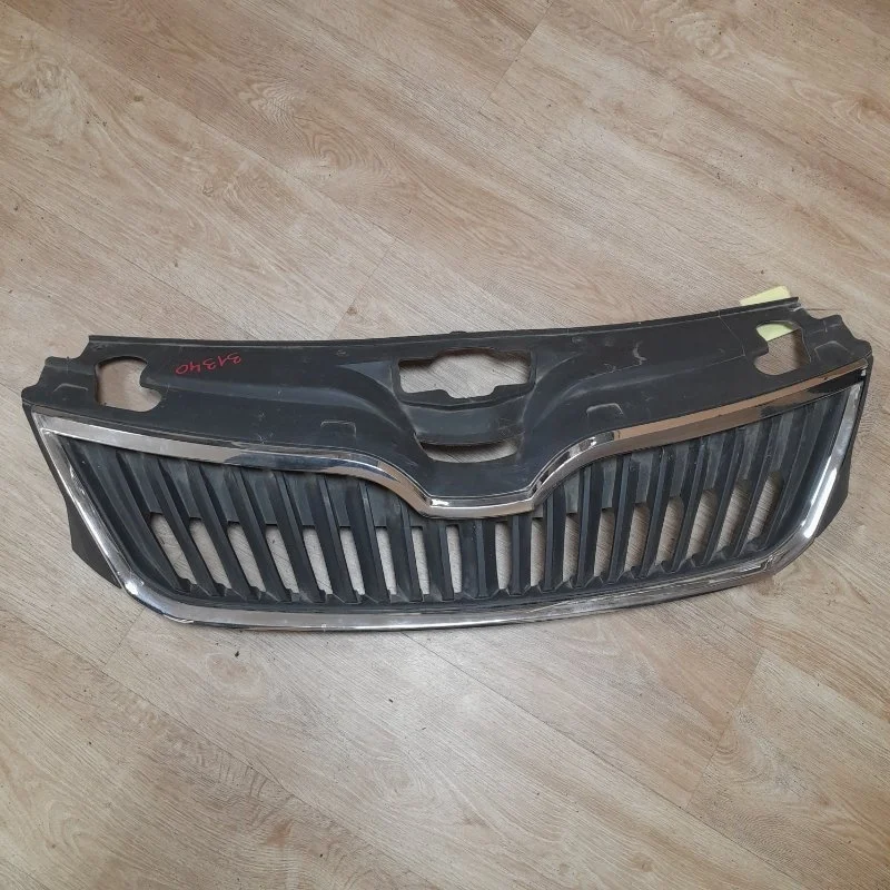 Решетка радиатора Skoda Rapid 1 2013-2020 5JA853668