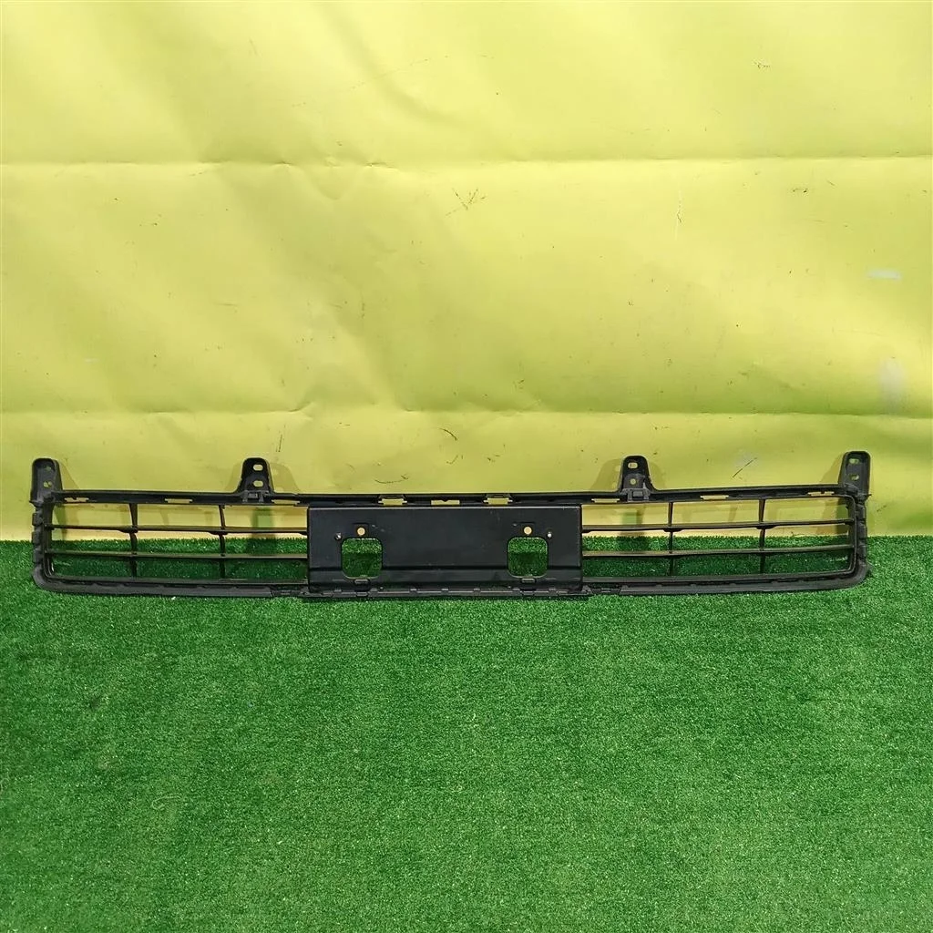 Решетка в бампер центральная  Toyota Land Cruiser (200) 2012 5311260110 5621