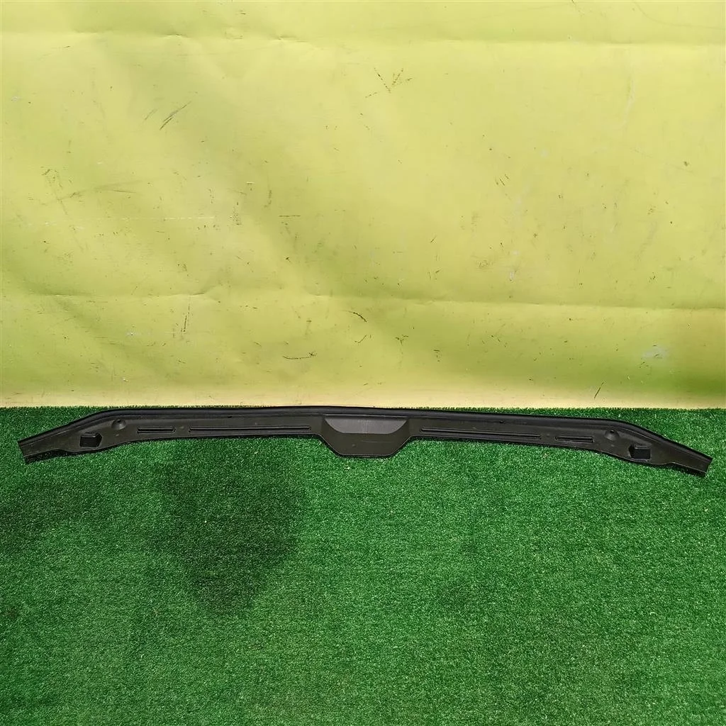 Уплотнитель капота  Audi A4 (B9) 2015 8W0823124 8448