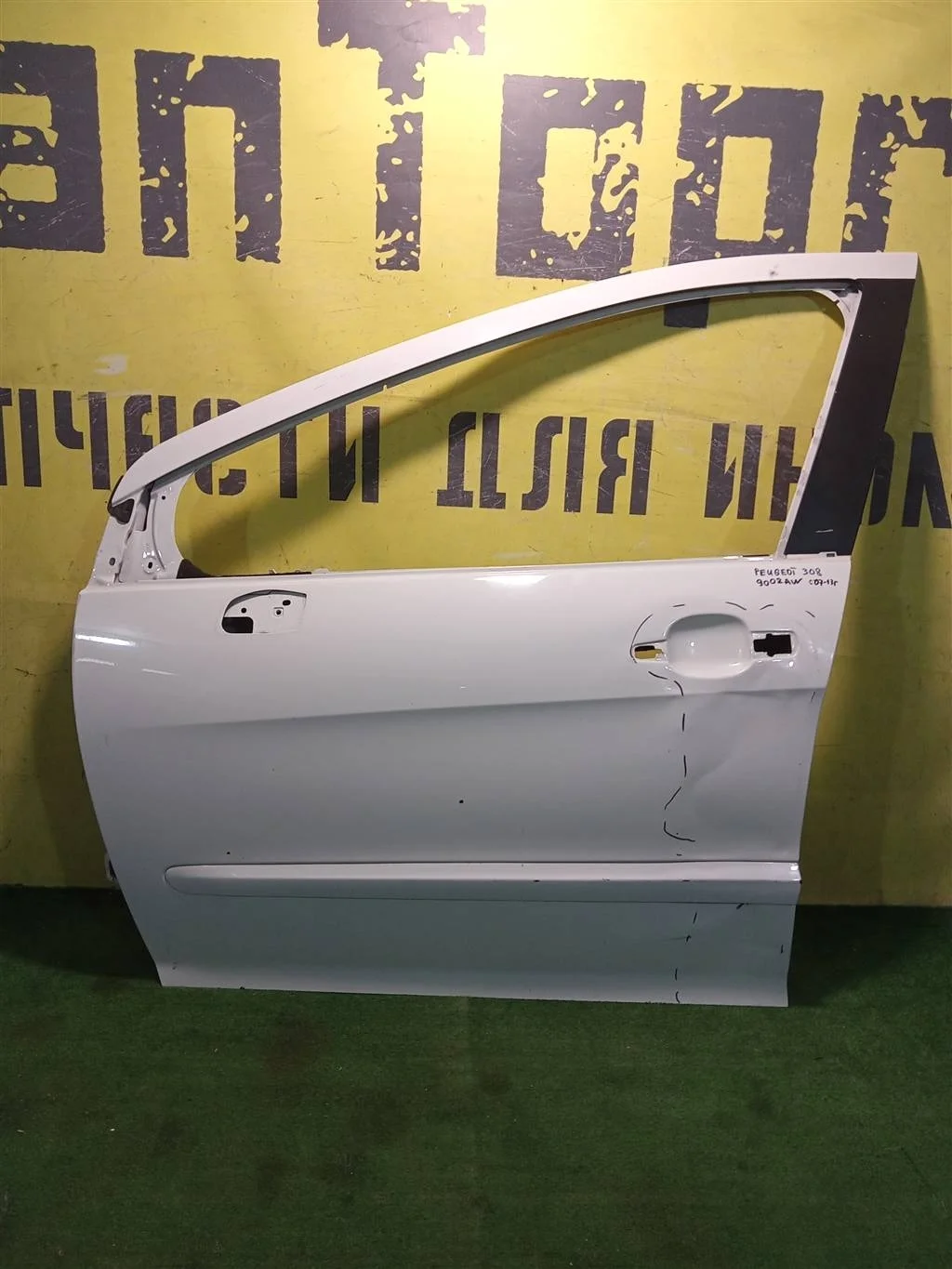 Дверь передняя левая  Peugeot 308 2007 9002AW 19295