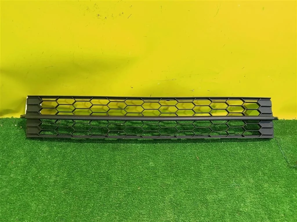 Решетка в бампер центральная  Skoda  Rapid 2013 60U853677 22614