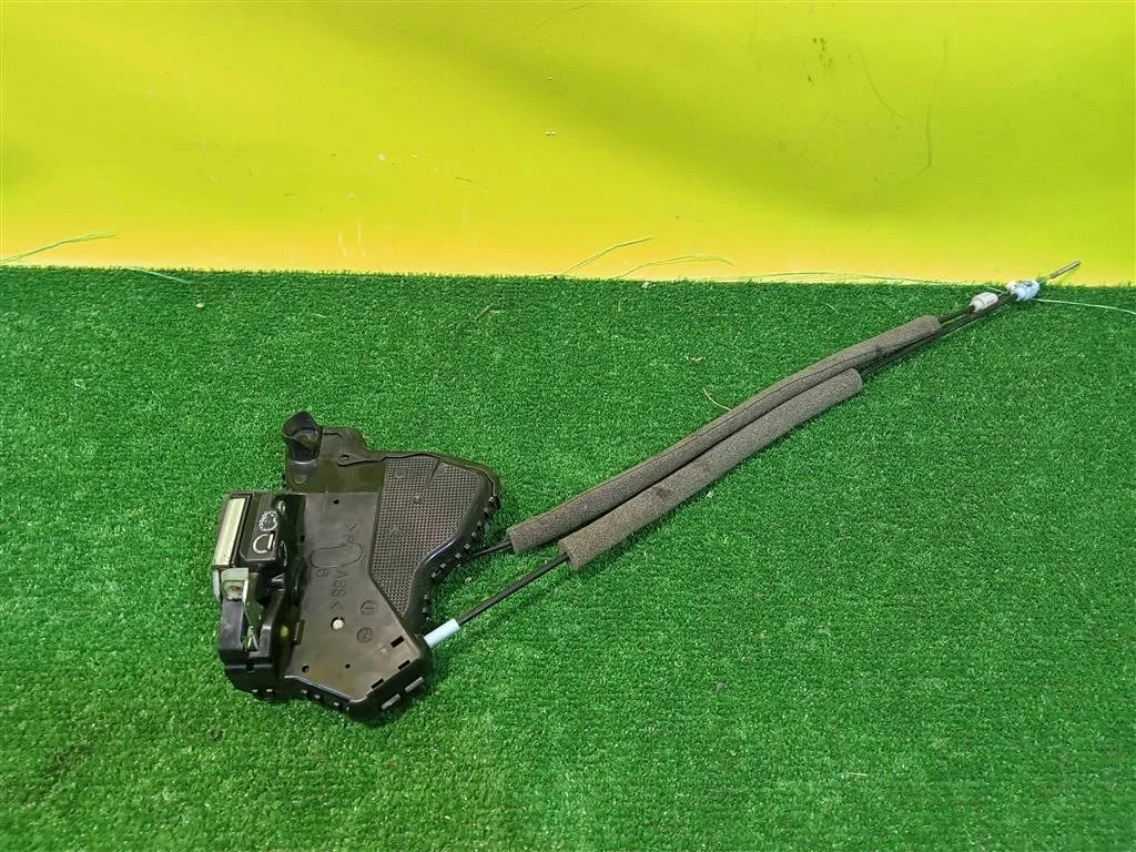 Замок двери передней правой  Toyota RAV4 2005 6903042221 22943