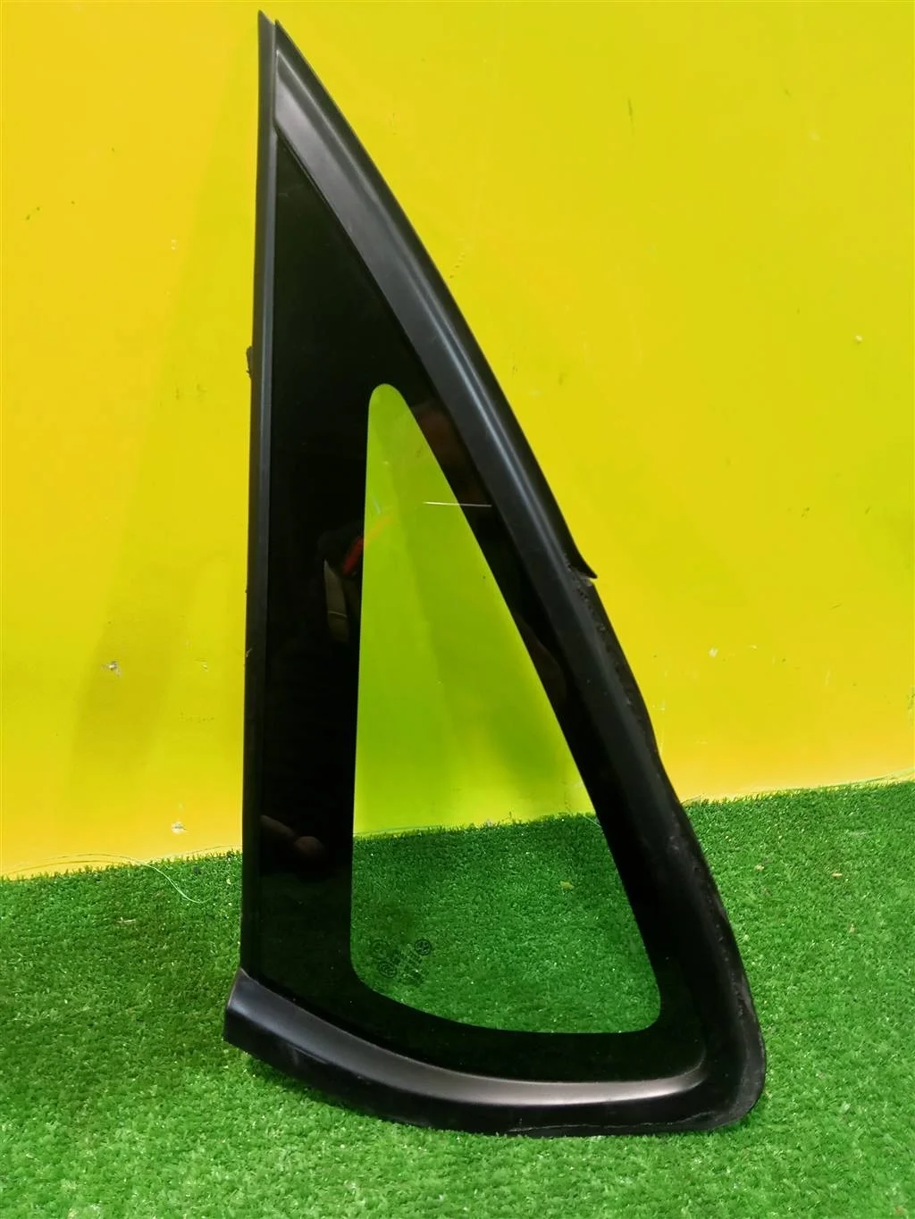 Стекло задней форточки левая  Volkswagen  Polo (Sed RUS) 2011 6RU845297A 23582