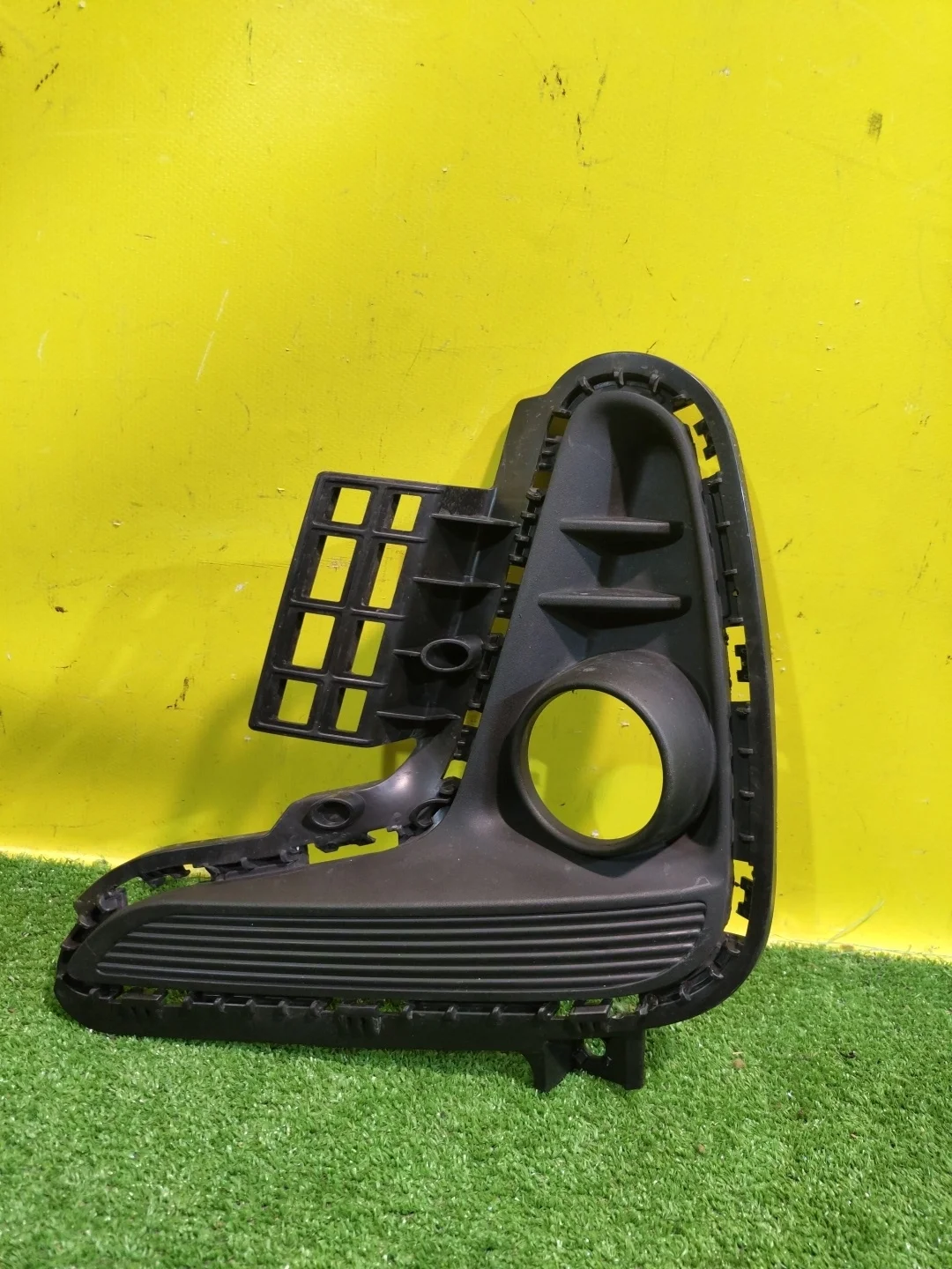 Рамка противотуманой фары правой  Kia RIO 4 FB 2017 86524H0000 24049