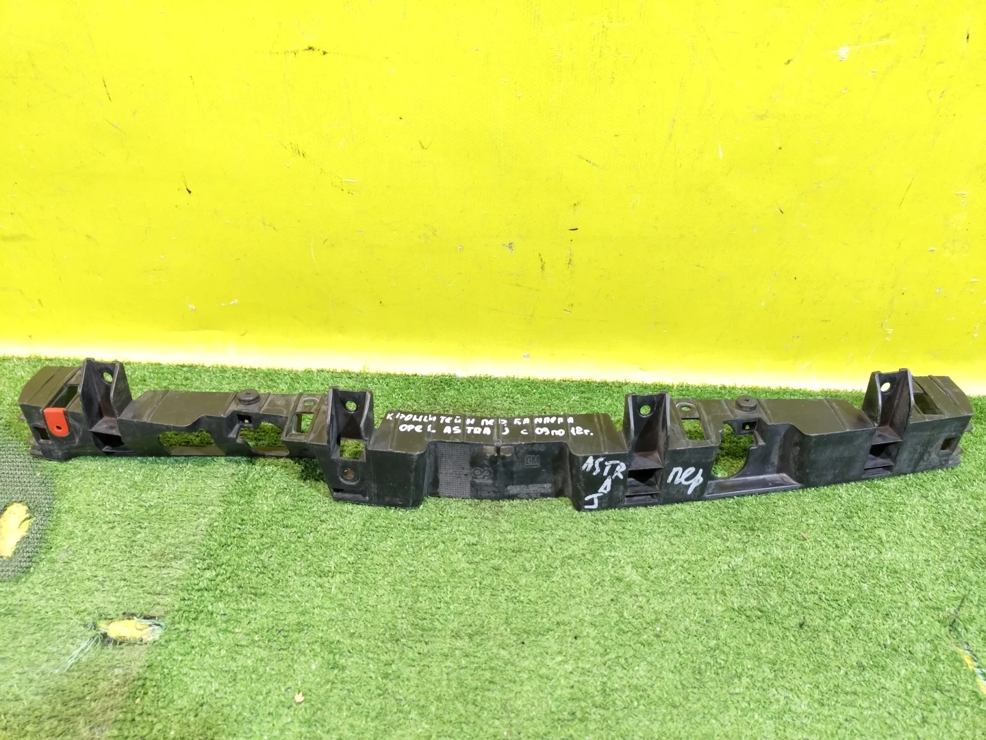 Кронштейн переднего бампера центральный  Opel Astra J 2010 13264477 29575