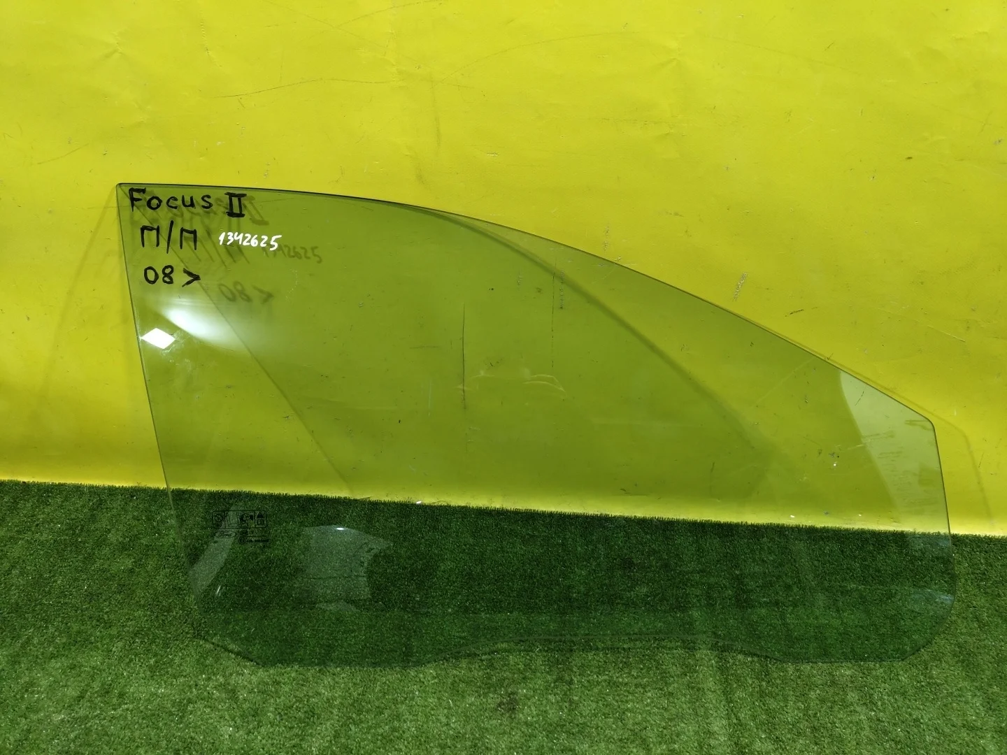Стекло двери передней правой  Ford Focus II 2005 1342625 31833