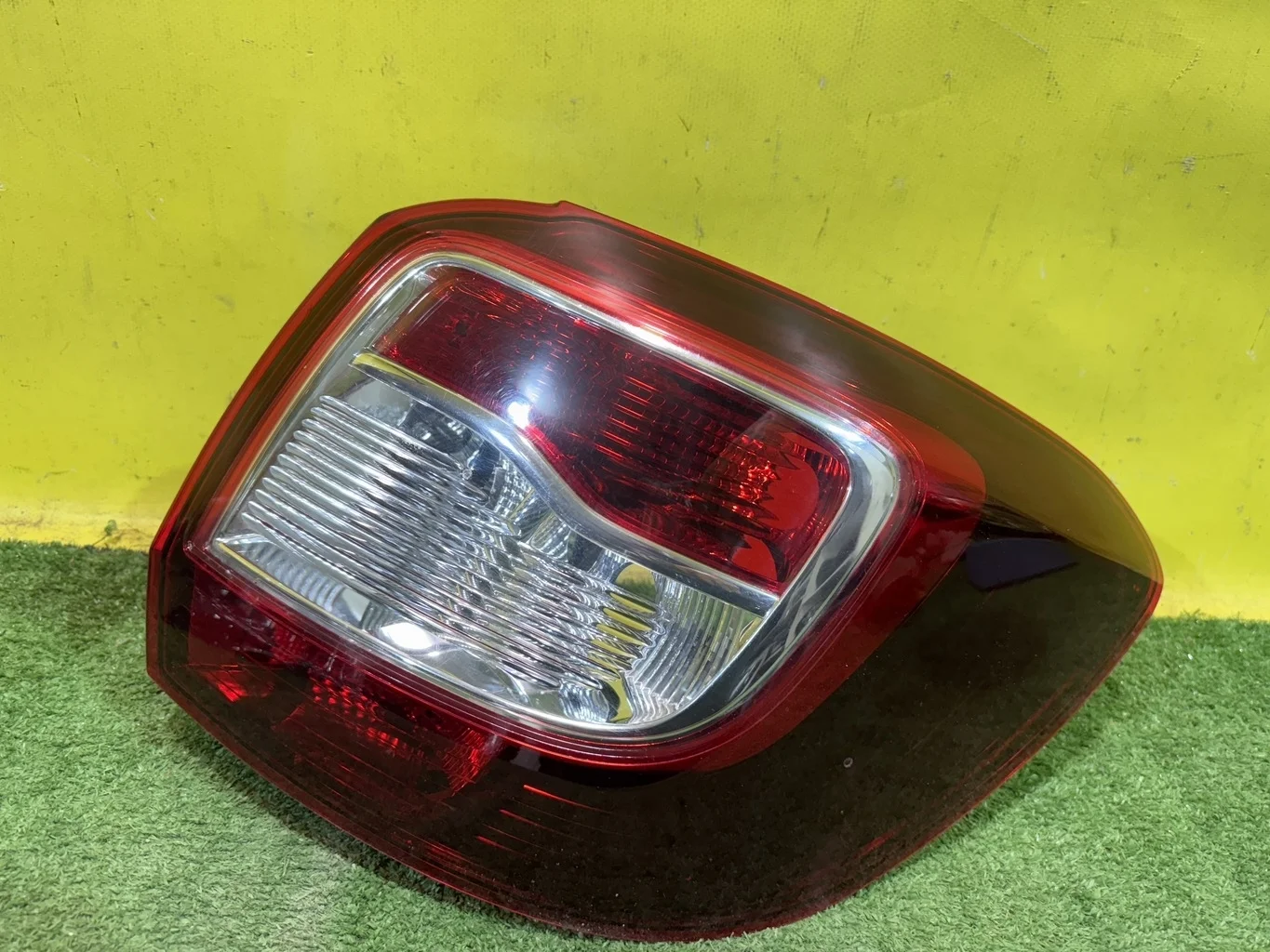 Фонарь задний наружный правый  Renault Sandero 2012 265500465R 39812