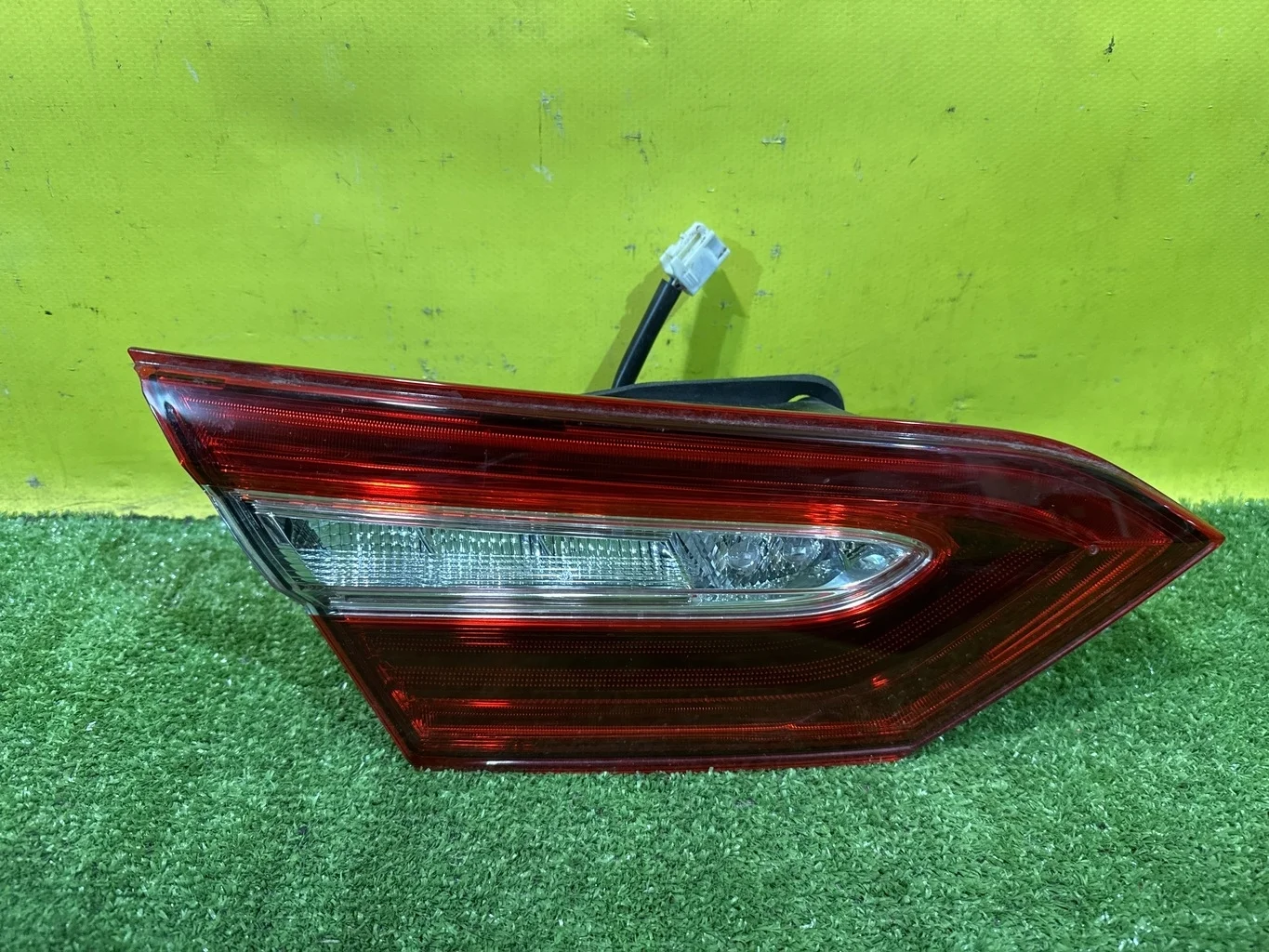 Фонарь задний внутренний левый  Toyota Camry V70 2017 8159033350 41817