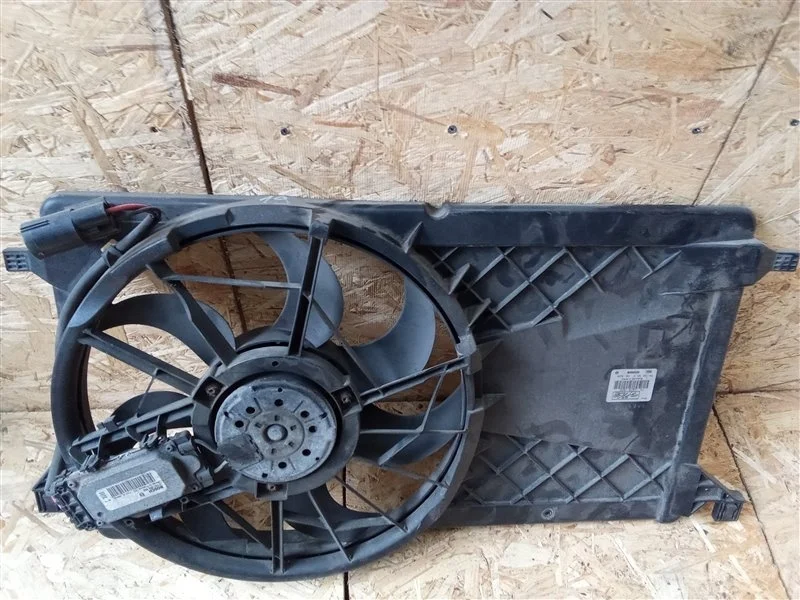 Вентилятор охлаждения Volvo C30 2010 31261989 D4164T