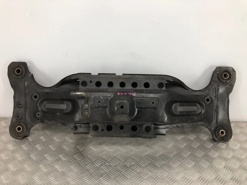 Подрамник Toyota Camry V40