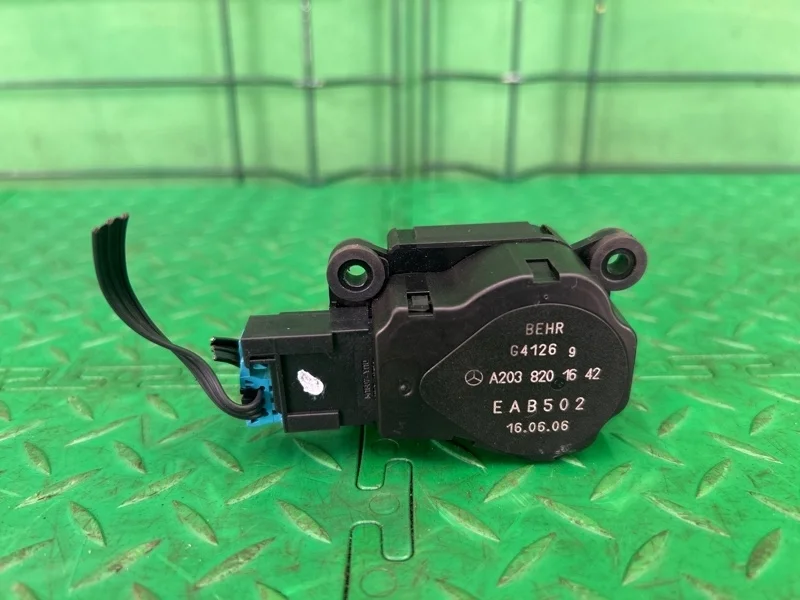 Моторчик заслонки отопителя Mercedes-Benz W203