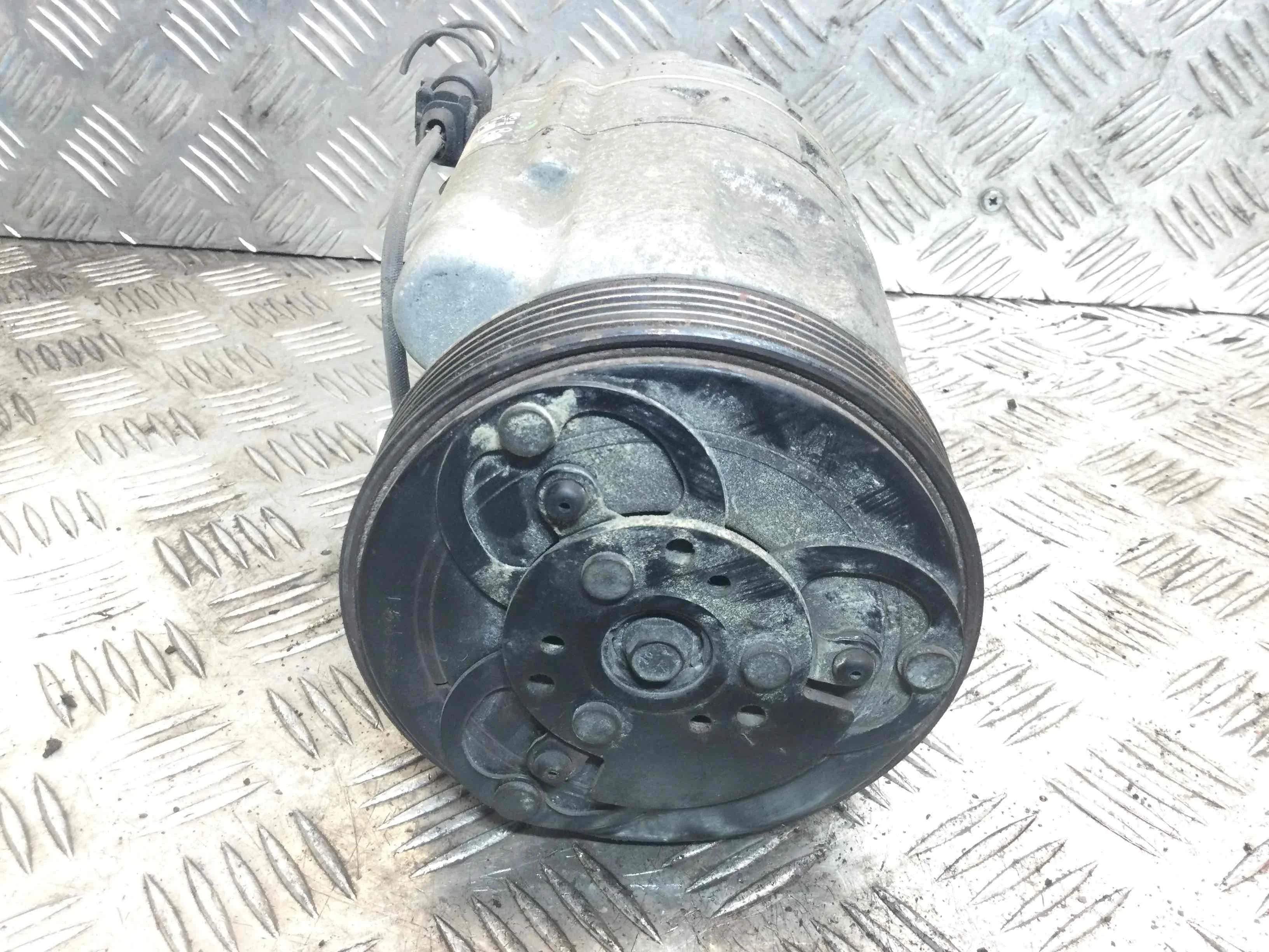 Компрессор кондиционера Volkswagen Golf 4 поколение (1997-2004) бензин 2.0 i Механика Х/б