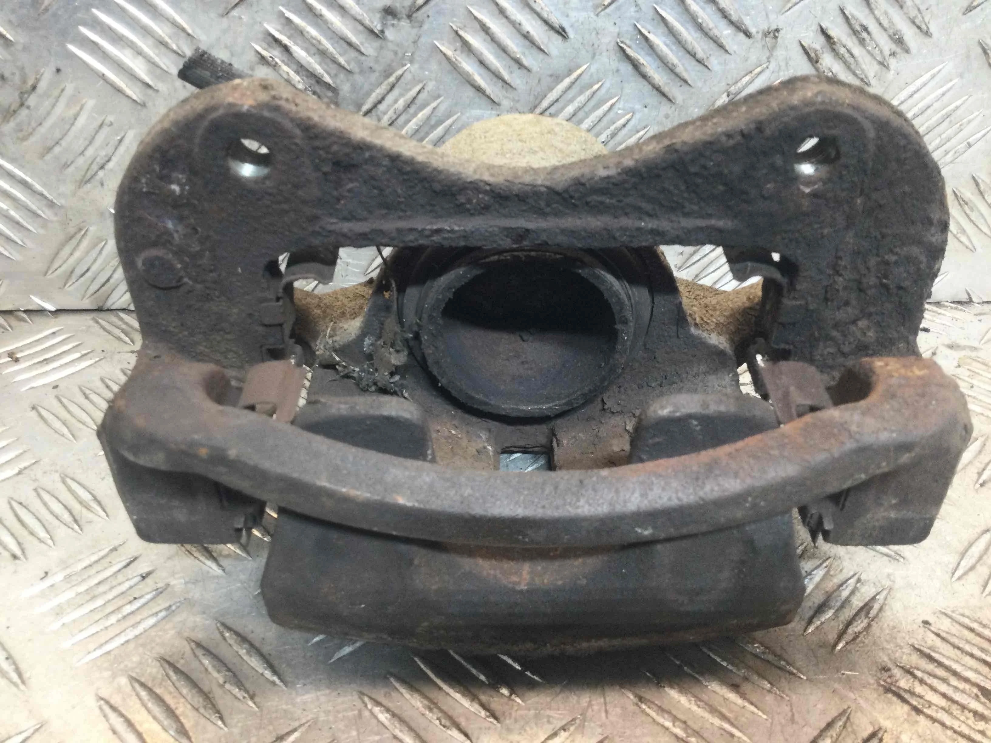 Суппорт передний левый Kia Sportage Sportage III (SL) 2010 - 2016 дизель 1.7 CRD Механика Кроссовер