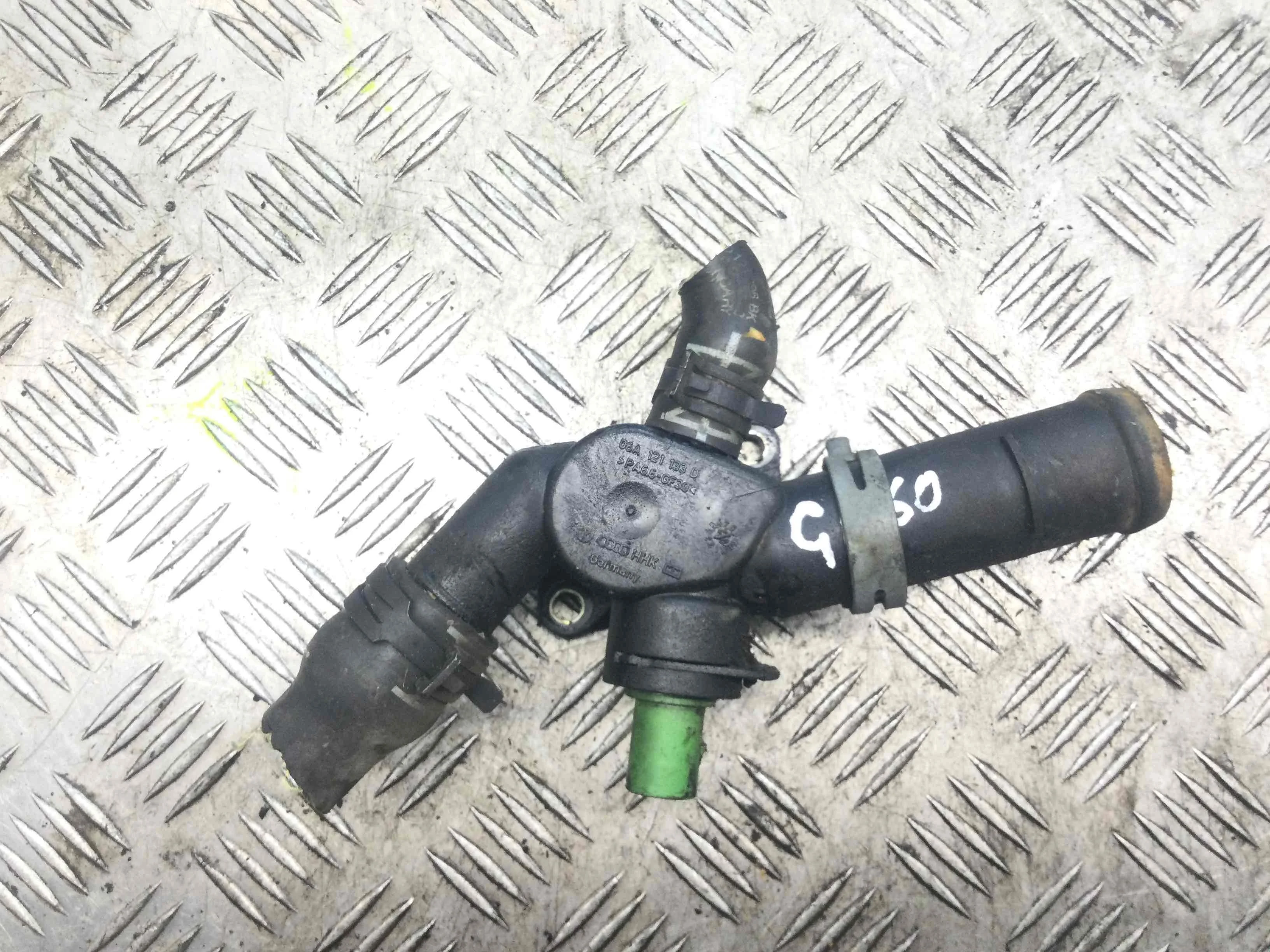 Фланец (тройник) системы охлаждения Volkswagen Bora Bora (1J) 1998 - 2005 бензин 2.0 i Механика Седан