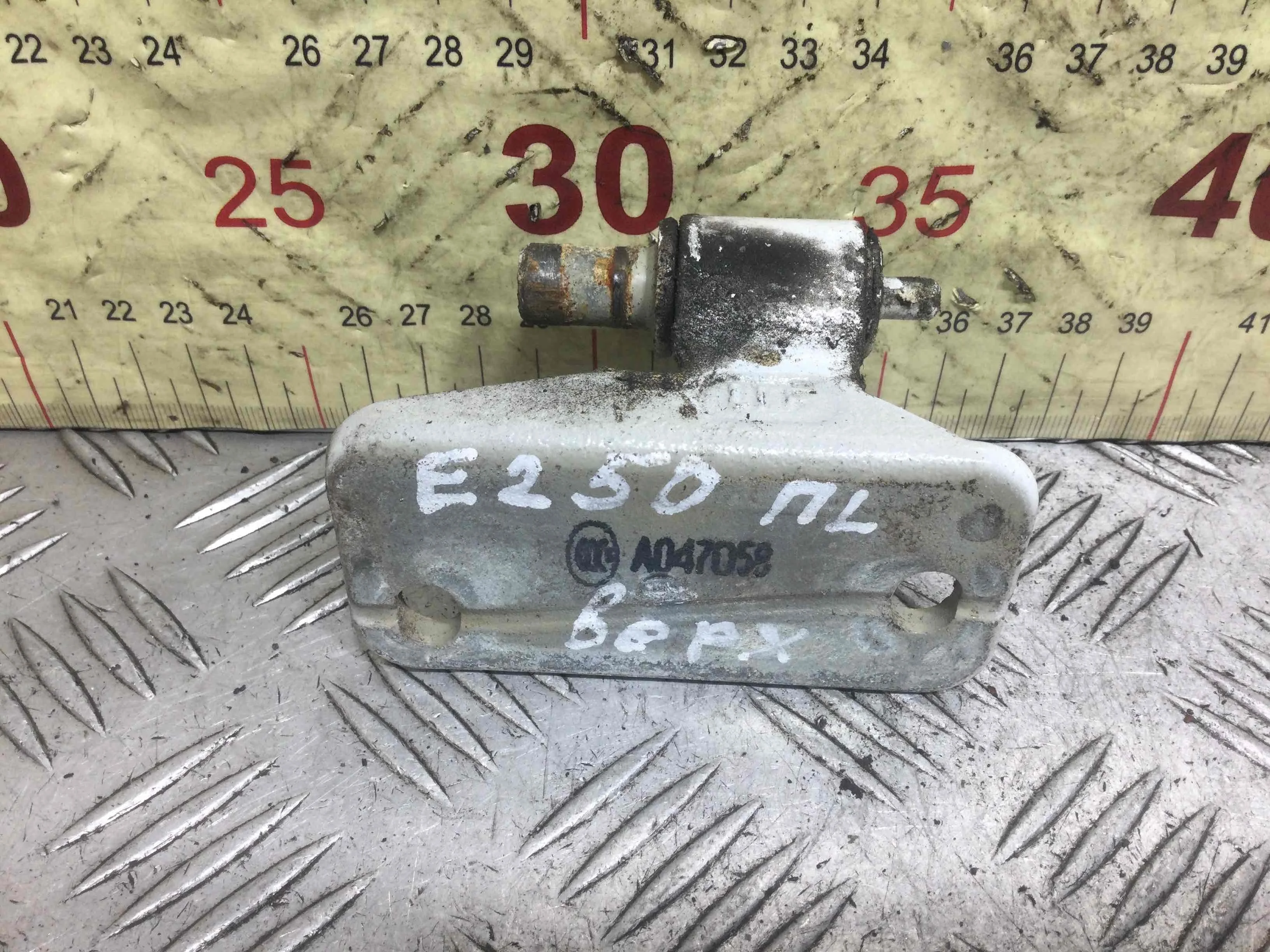 Петля двери передней левой Mercedes Sprinter W906 [рестайлинг] (2013-2018) дизель 2.2 CDI Механика Микроавтобус