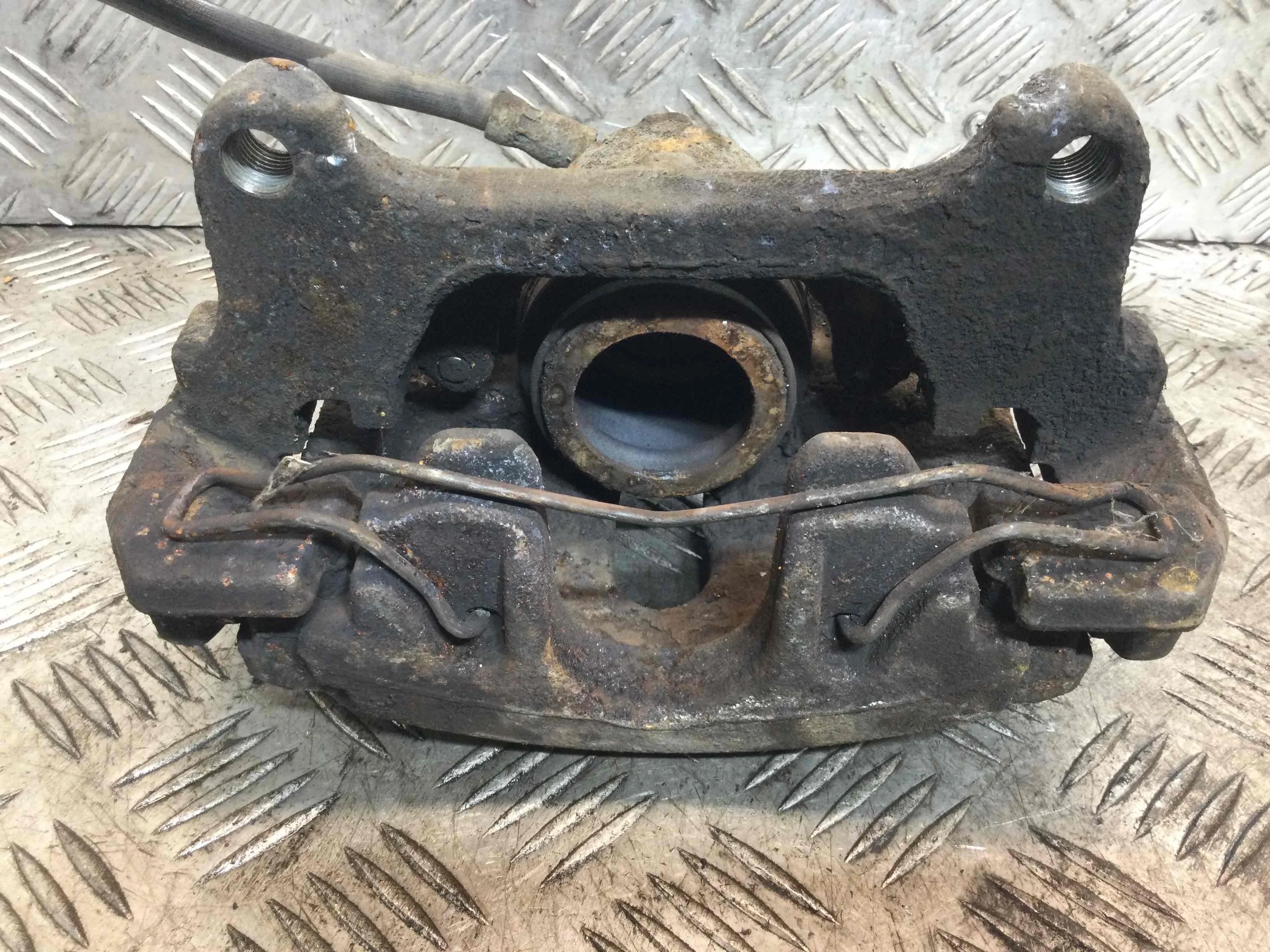 Суппорт передний левый Volkswagen Passat B6 (2005-2010) дизель 1.9 TDI Механика Седан