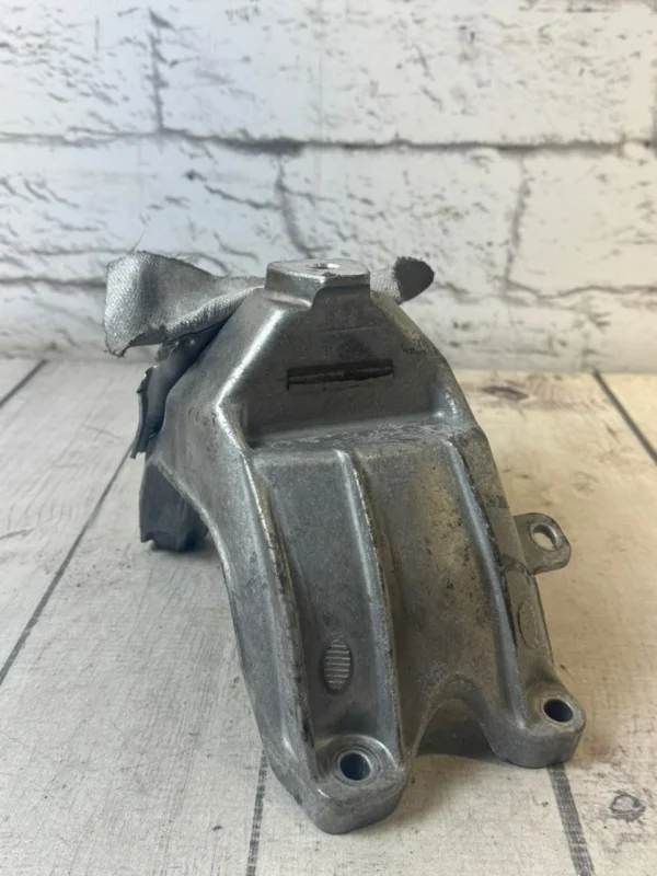 Кронштейн двигателя правый Audi A4 2014