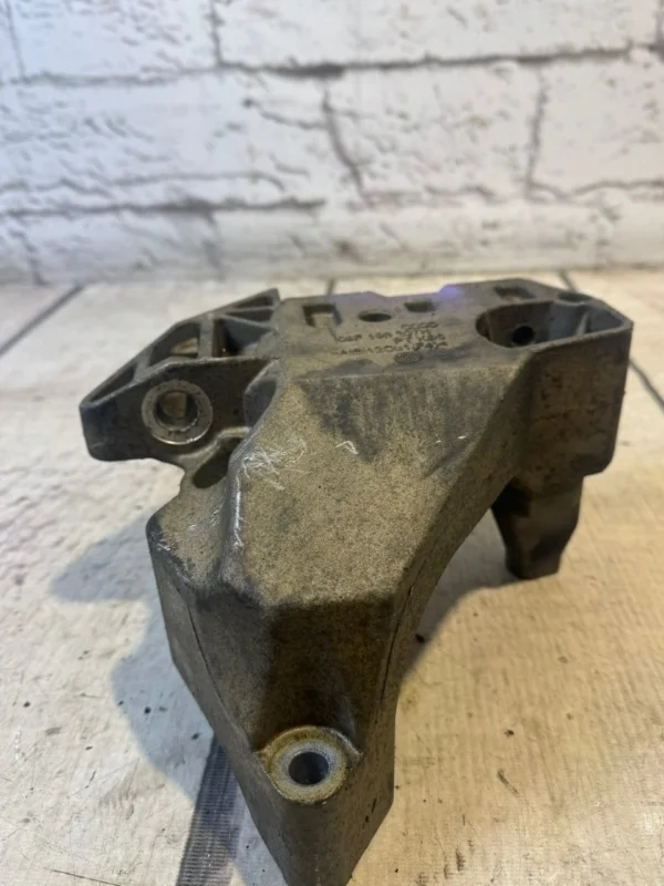 Кронштейн двигателя VW Touran 2009