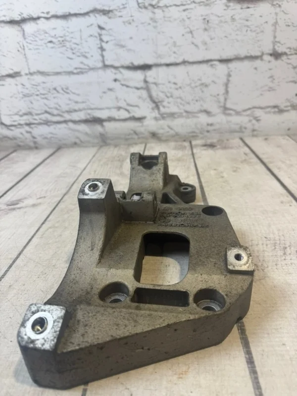 Кронштейн генератора VW Touran 2009