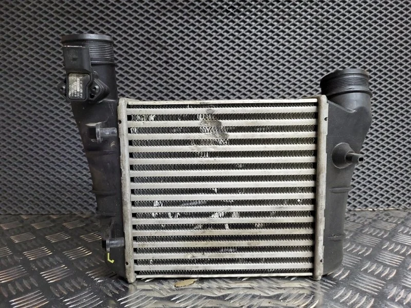 Интеркулер Audi A4 2006 8E0145805AA B7 BWE 2.0T, левый