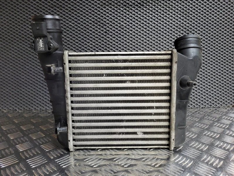 Интеркулер Audi A4 2006 8E0145805AA B7 BWE 2.0T, левый