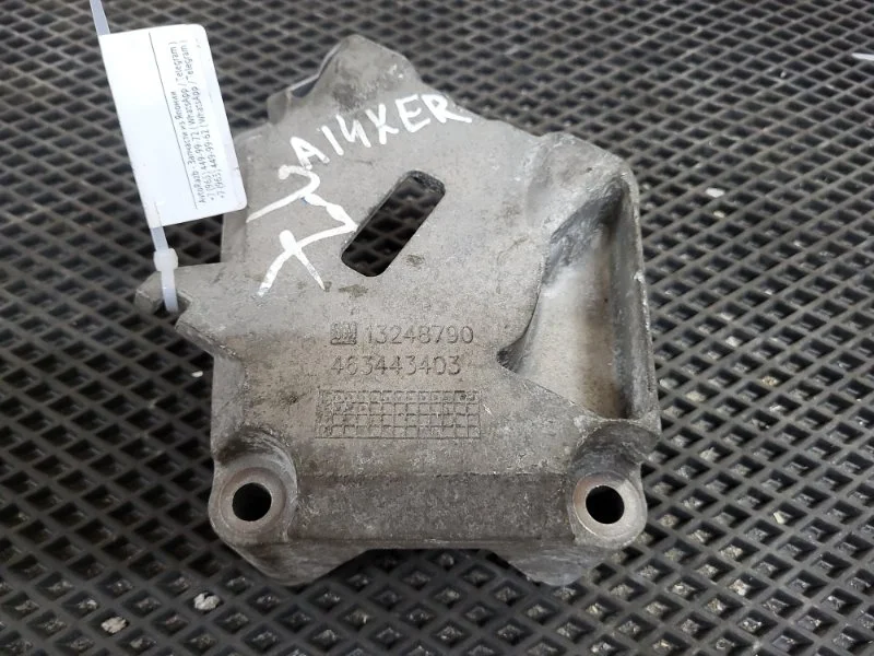 Кронштейн двигателя Opel Corsa 2011 13248790 L68 A14XER, передний правый