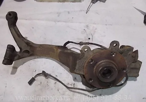 Поворотный кулак левый со ступицей в сборе Volkswagen Passat B5+