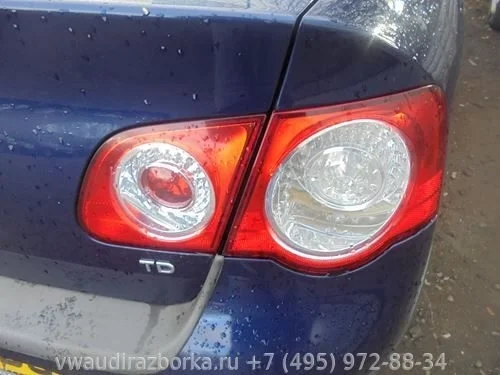Фонарь задний правый в крышку багажника Volkswagen Passat B6 седан