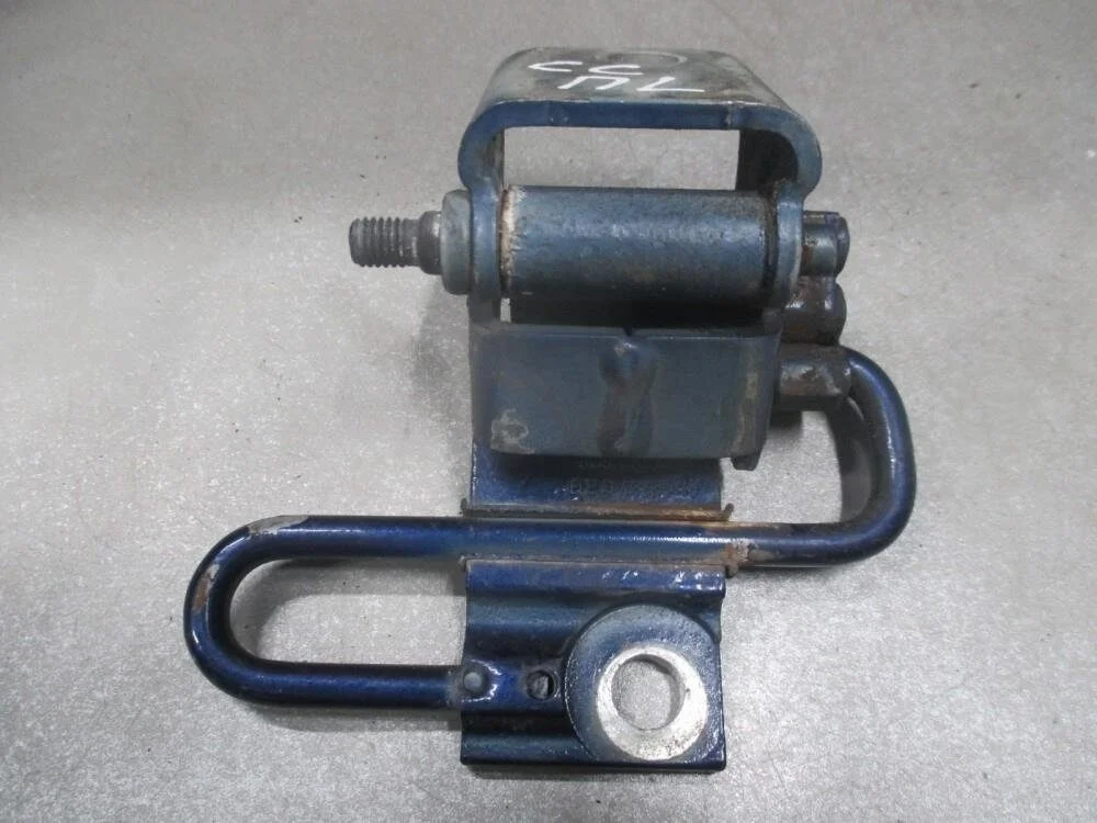 Петля передняя левая нижняя 3C8831411A, 3C8831411B, 3C8831411C для VW Passat B6 2005-2010