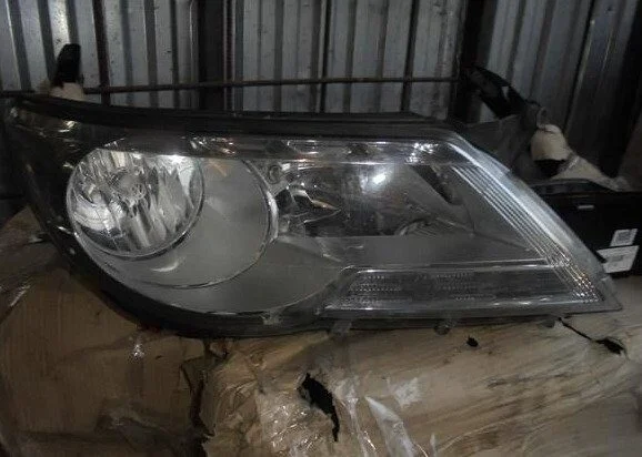 Фара передняя правая Volkswagen Tiguan