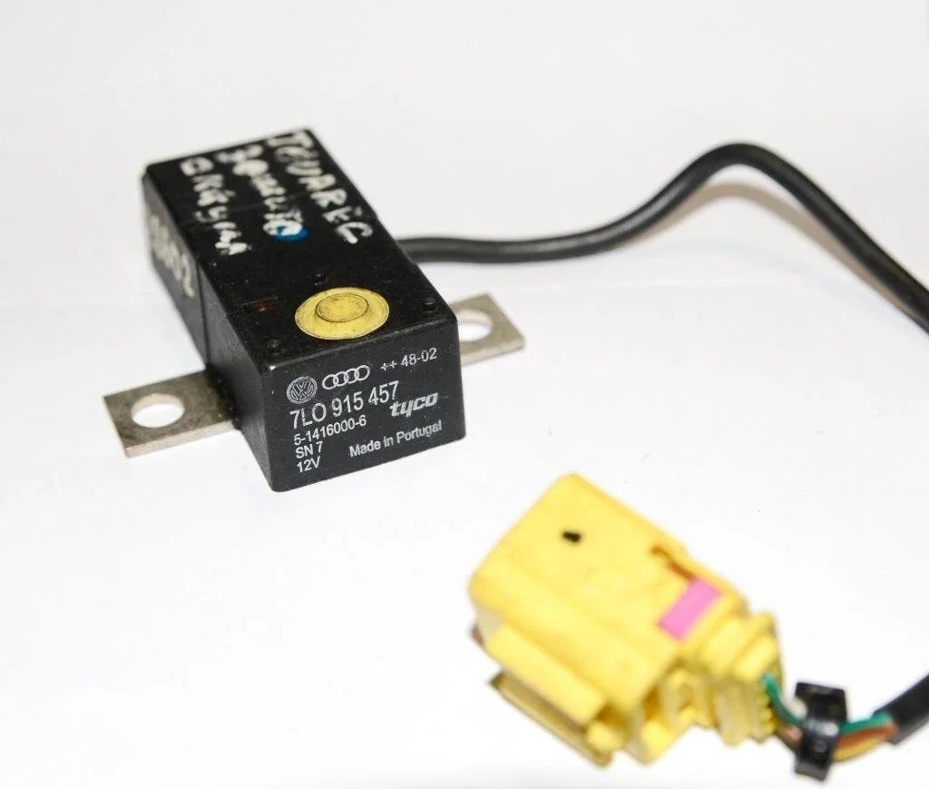 Автоматический предохранитель АКБ от перегрузки 7L0915457  Volkswagen Touareg 2002-2010