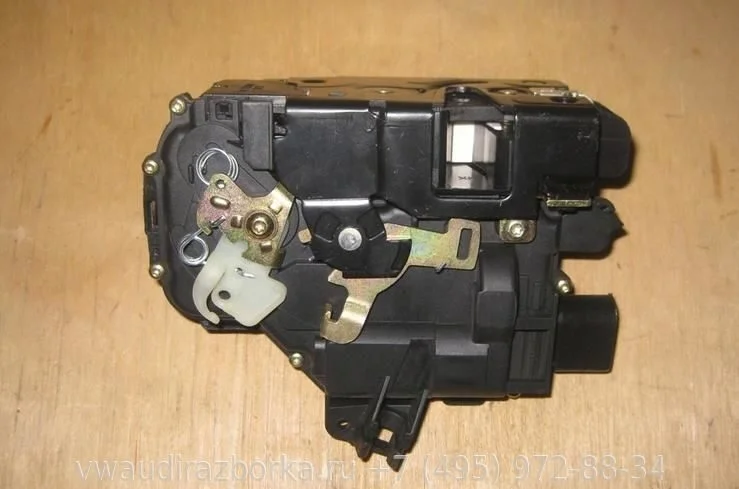 Дверной замок передней левой двери Volkswagen Passat B5+