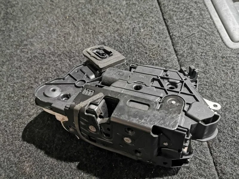 Замок двери передней левой 5K1837015E VW Jetta 6 2011-2018