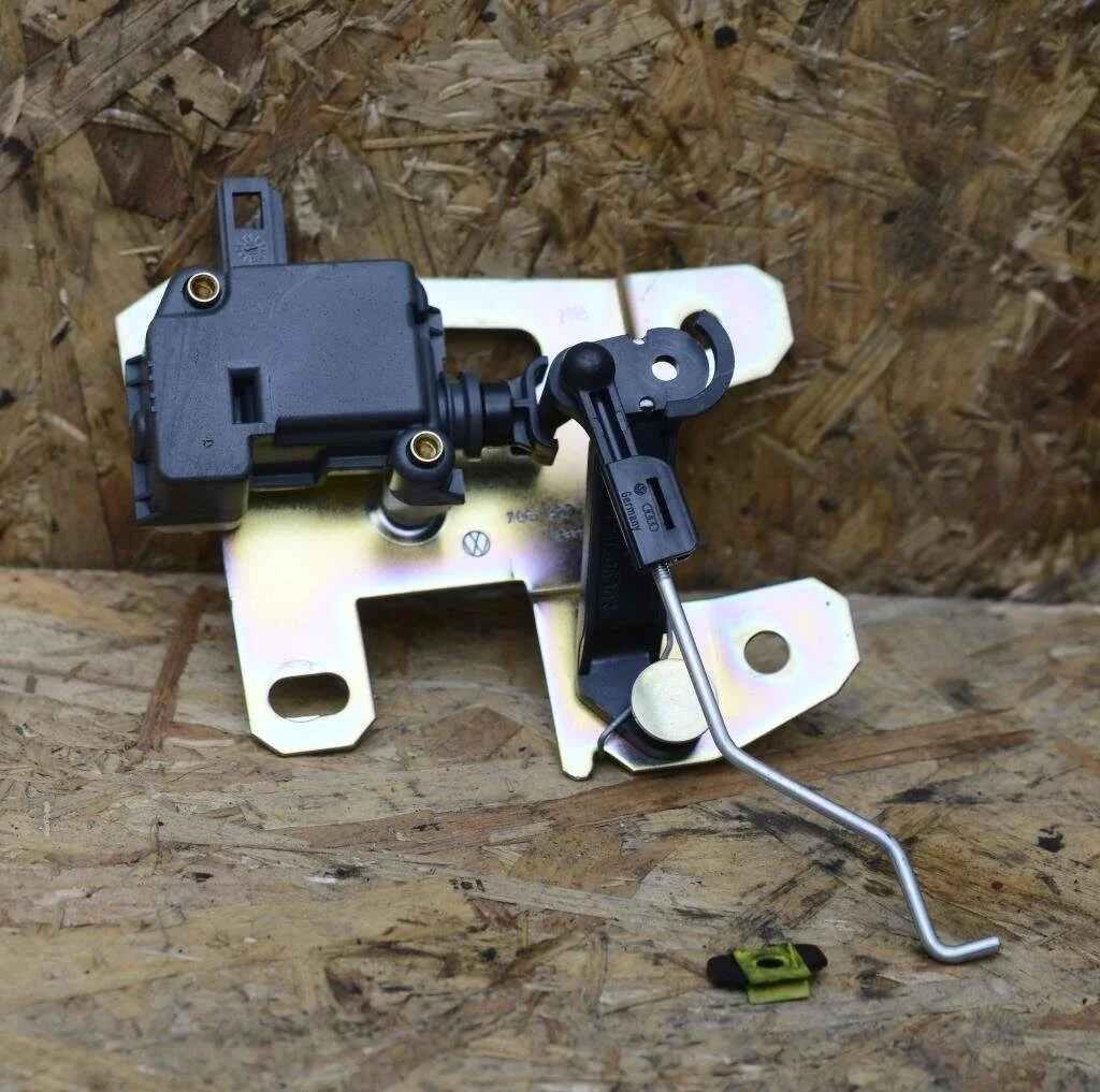 Активатор замка багажника 7L6827425 Volkswagen Touareg 2002-2010