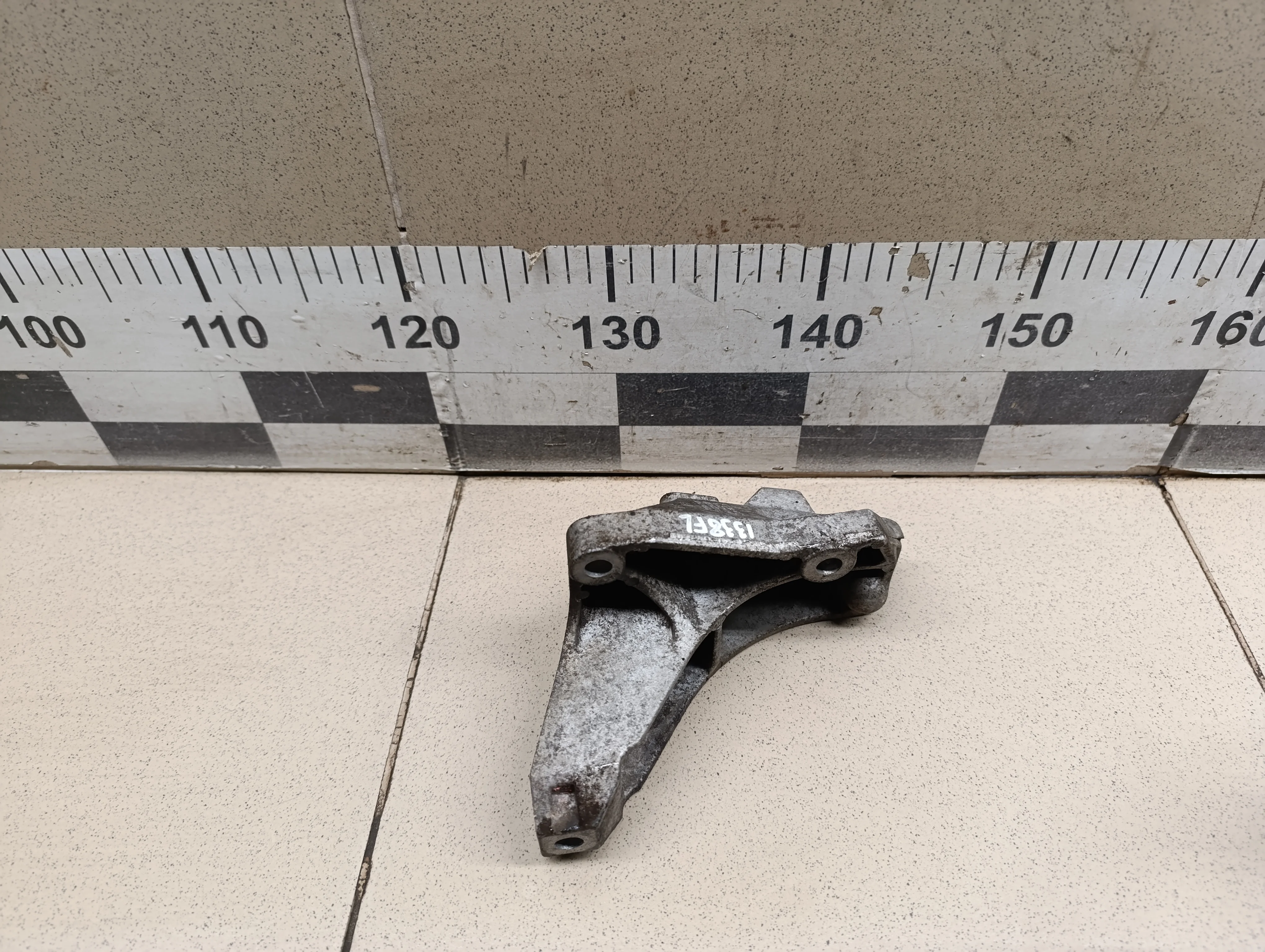 Кронштейн КПП левый A3 (8L1) 1996-2003