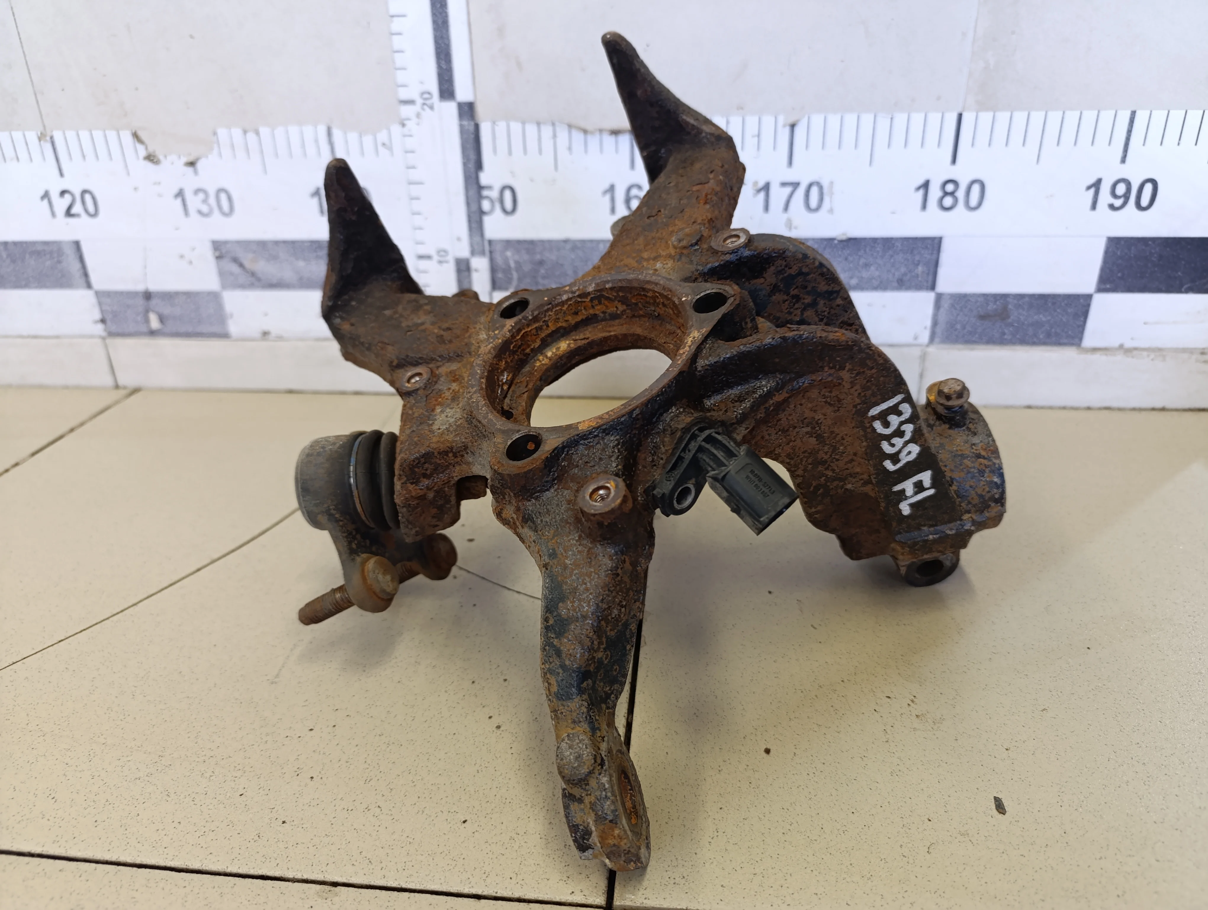 Кулак поворотный передний левый Octavia (A5 1Z-) 2004-2013