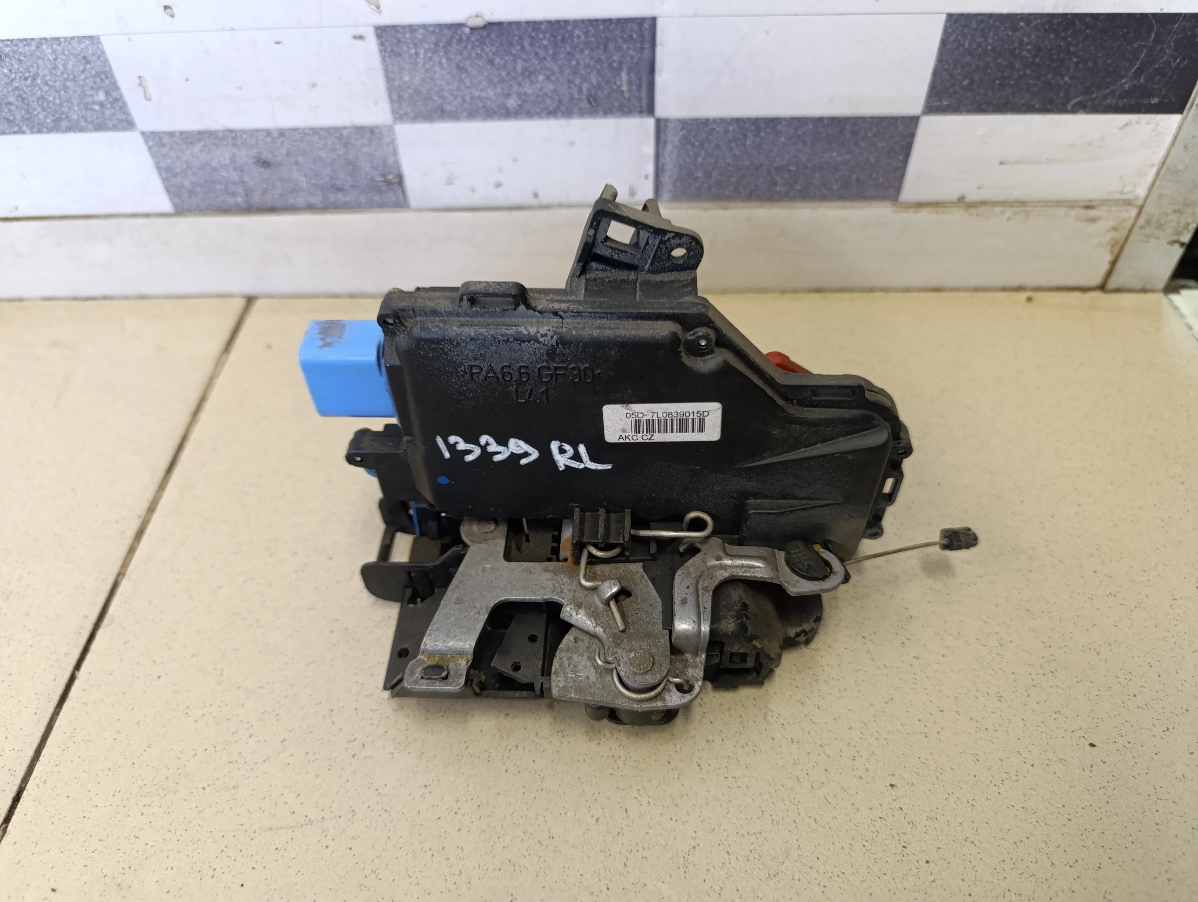 Замок двери задней левой Touareg 2002-2010