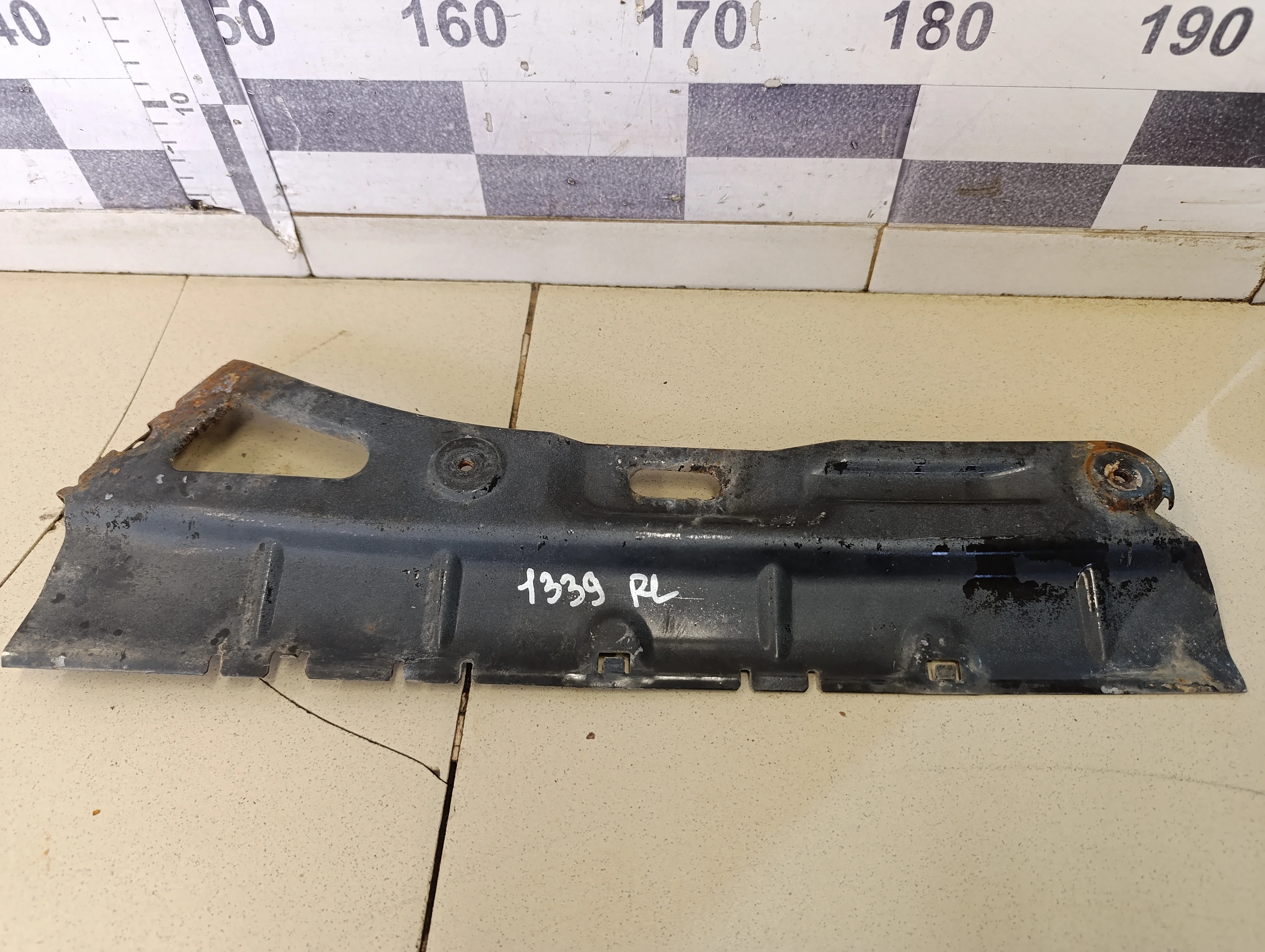 Направляющая заднего бампера левая Octavia (A5 1Z-) 2004-2013