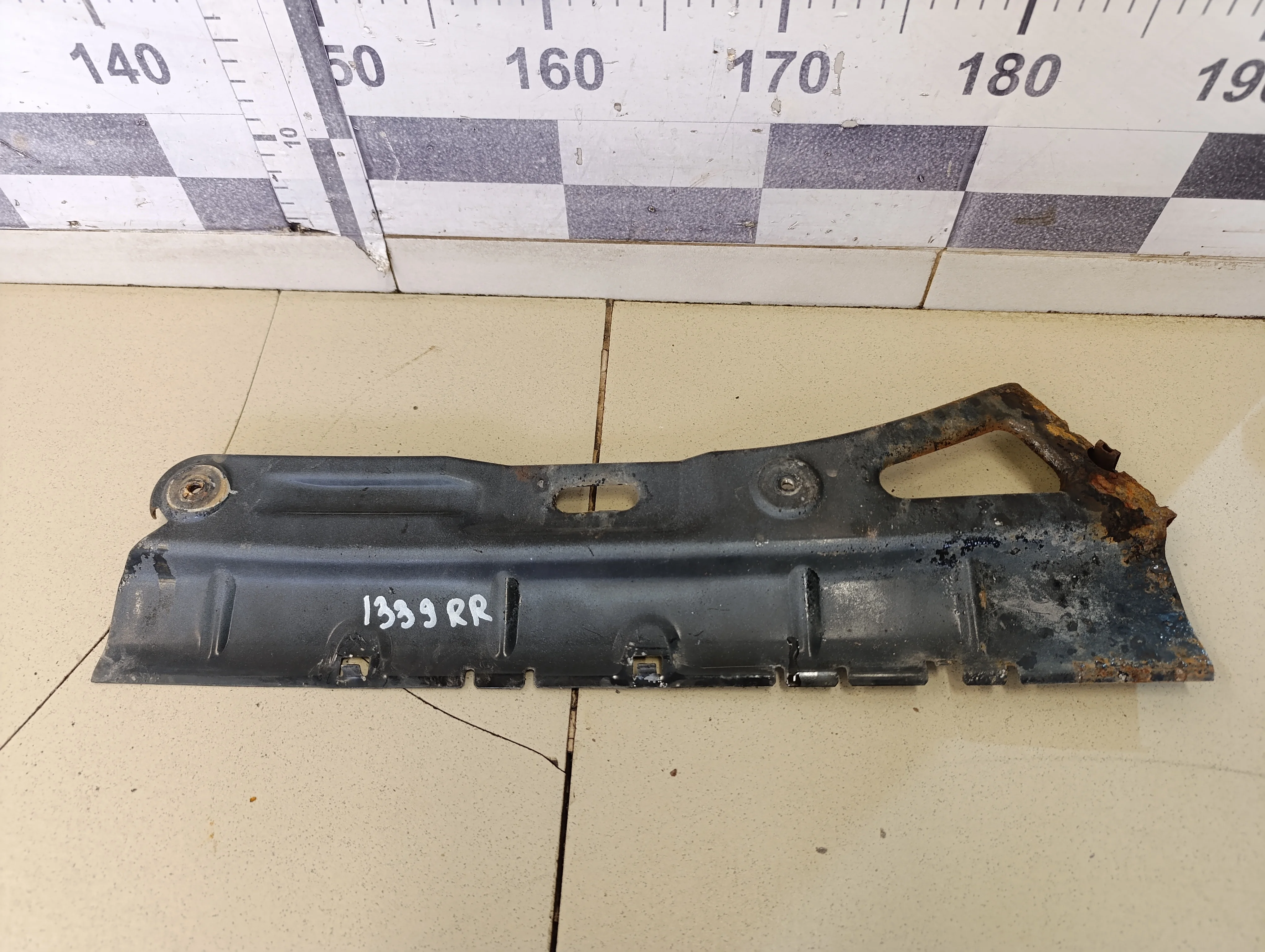 Направляющая заднего бампера правая Octavia (A5 1Z-) 2004-2013