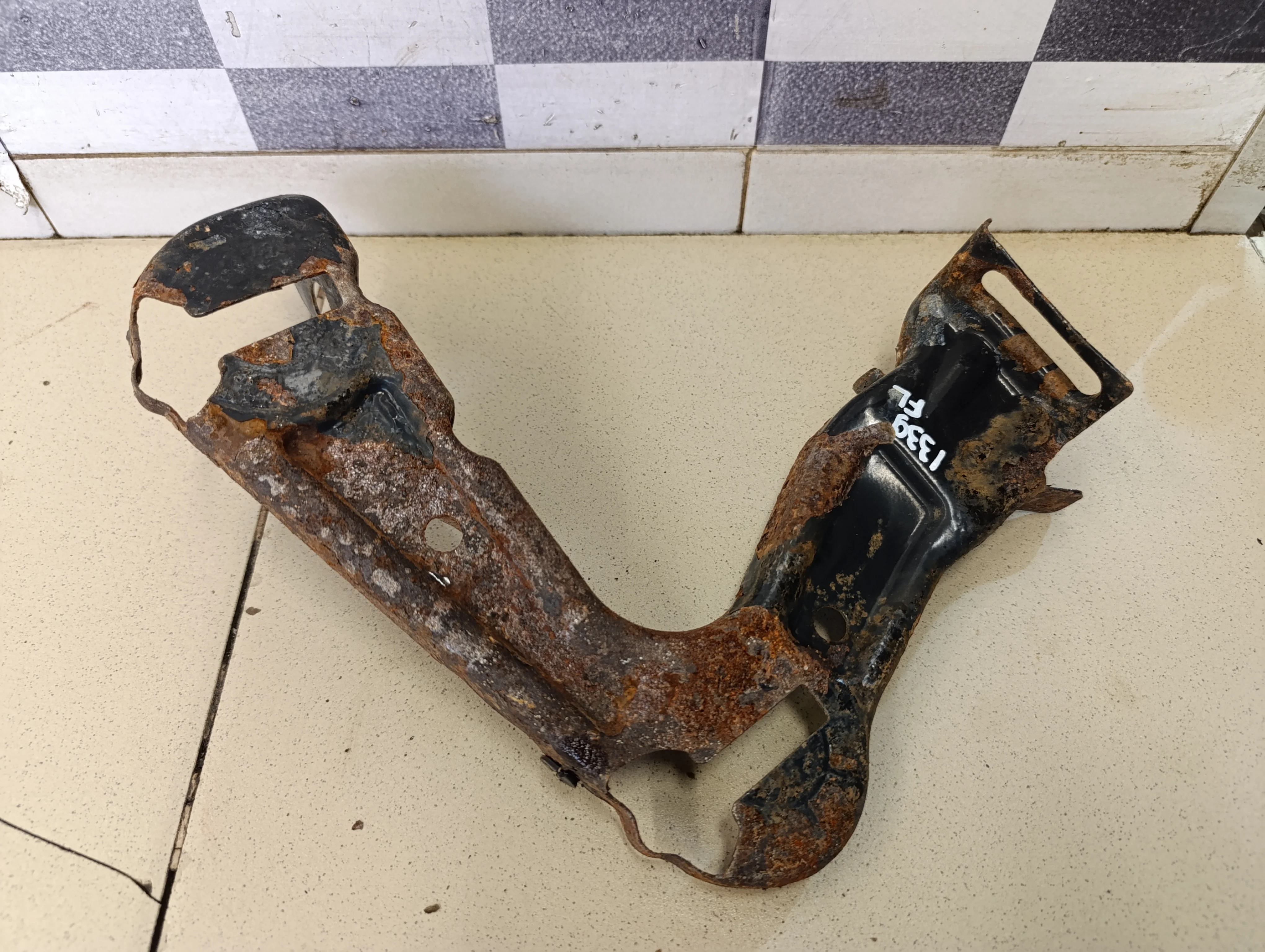 Кронштейн фар левый Octavia (A5 1Z-) 2004-2013