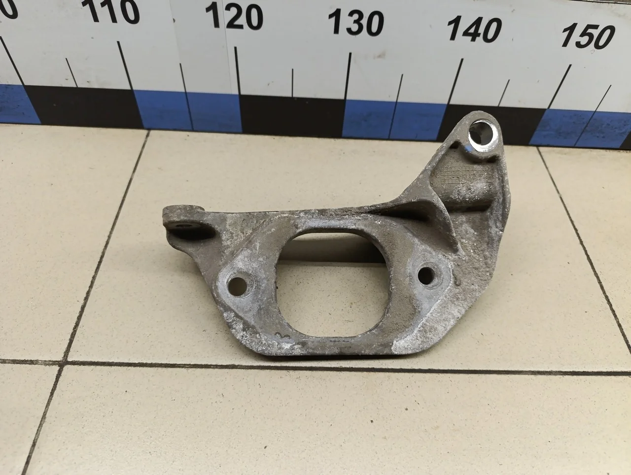 Кронштейн опоры КПП Duster 2012>