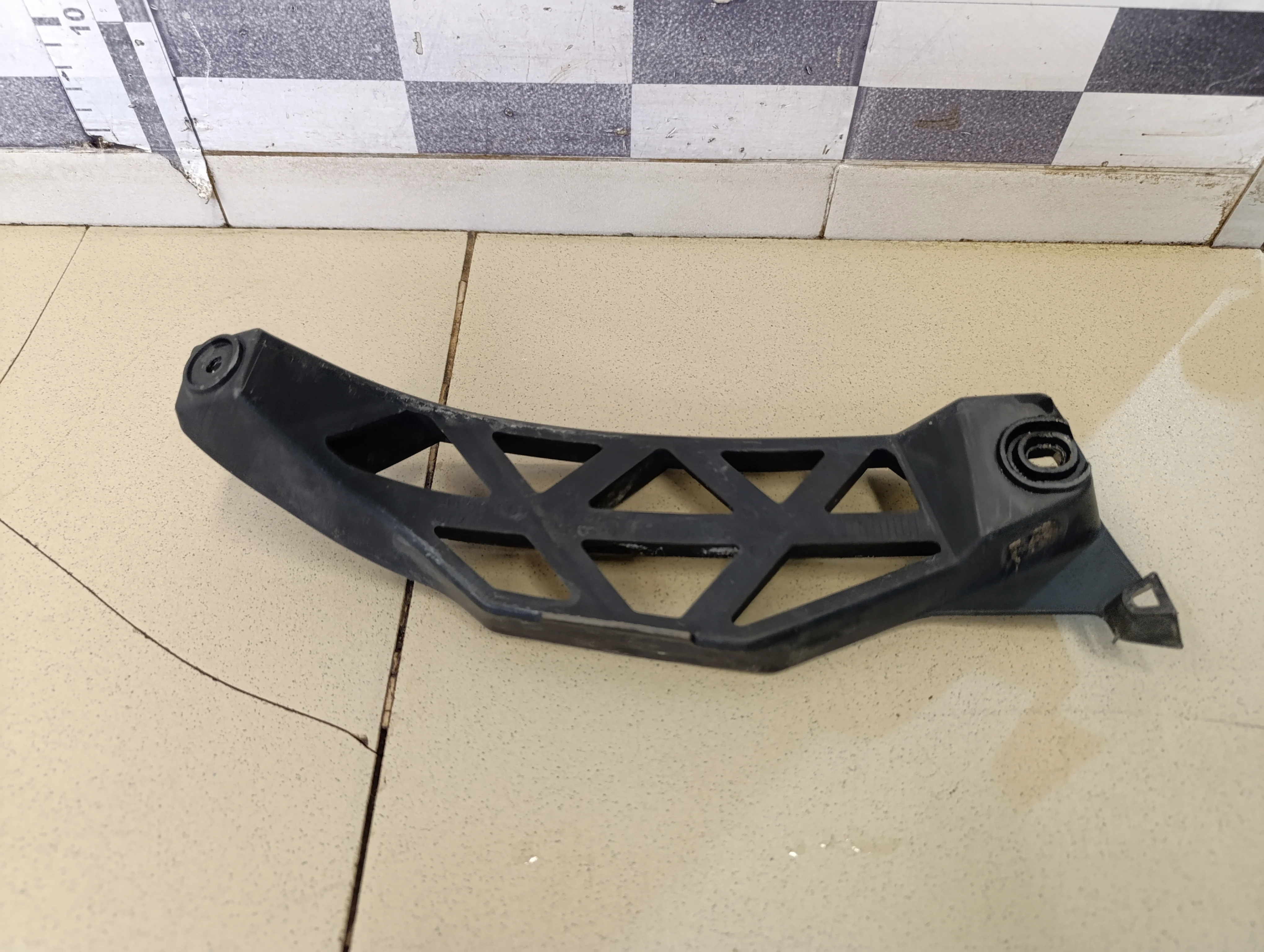 Направляющая заднего бампера правая Octavia (A5 1Z-) 2004-2013