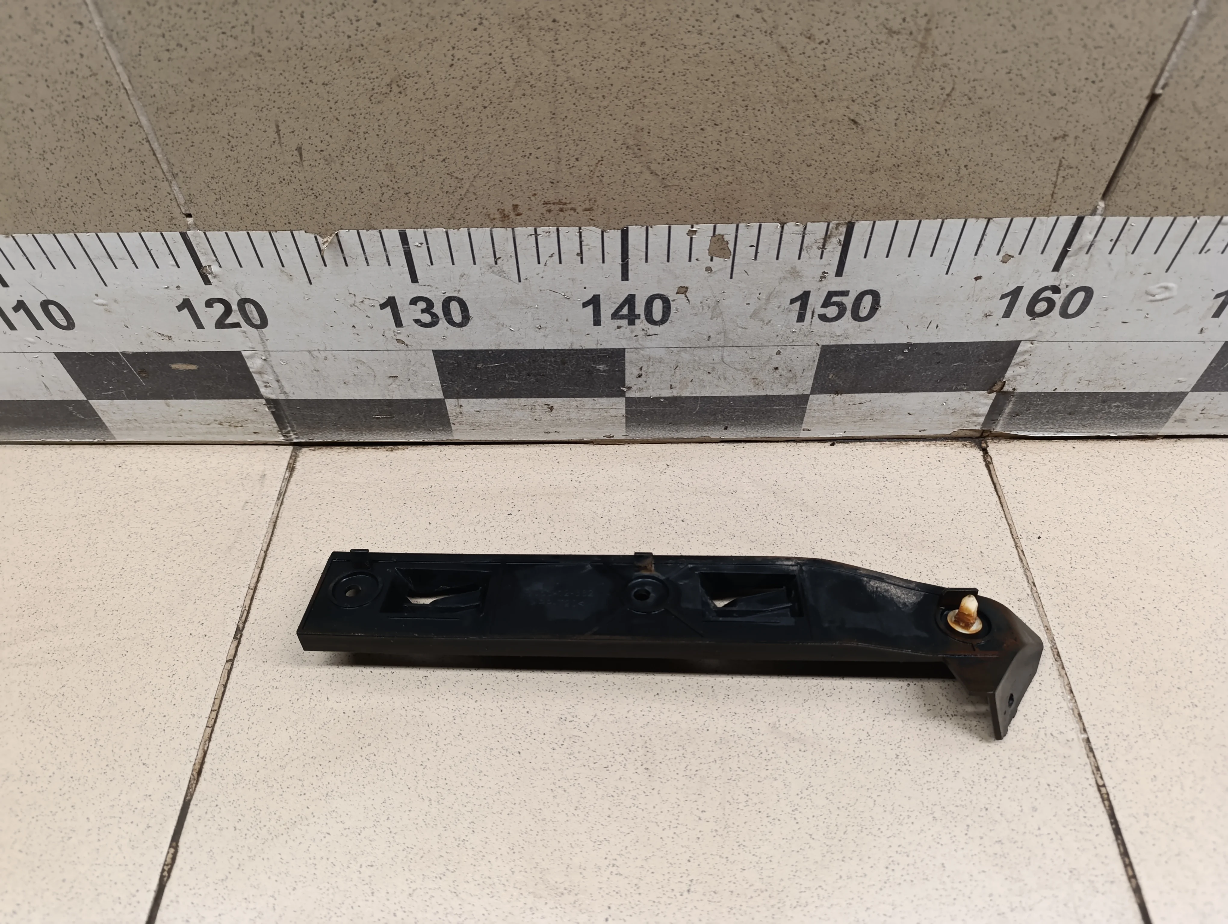 Направляющая переднего бампера правая Golf IV/Bora 1997-2005