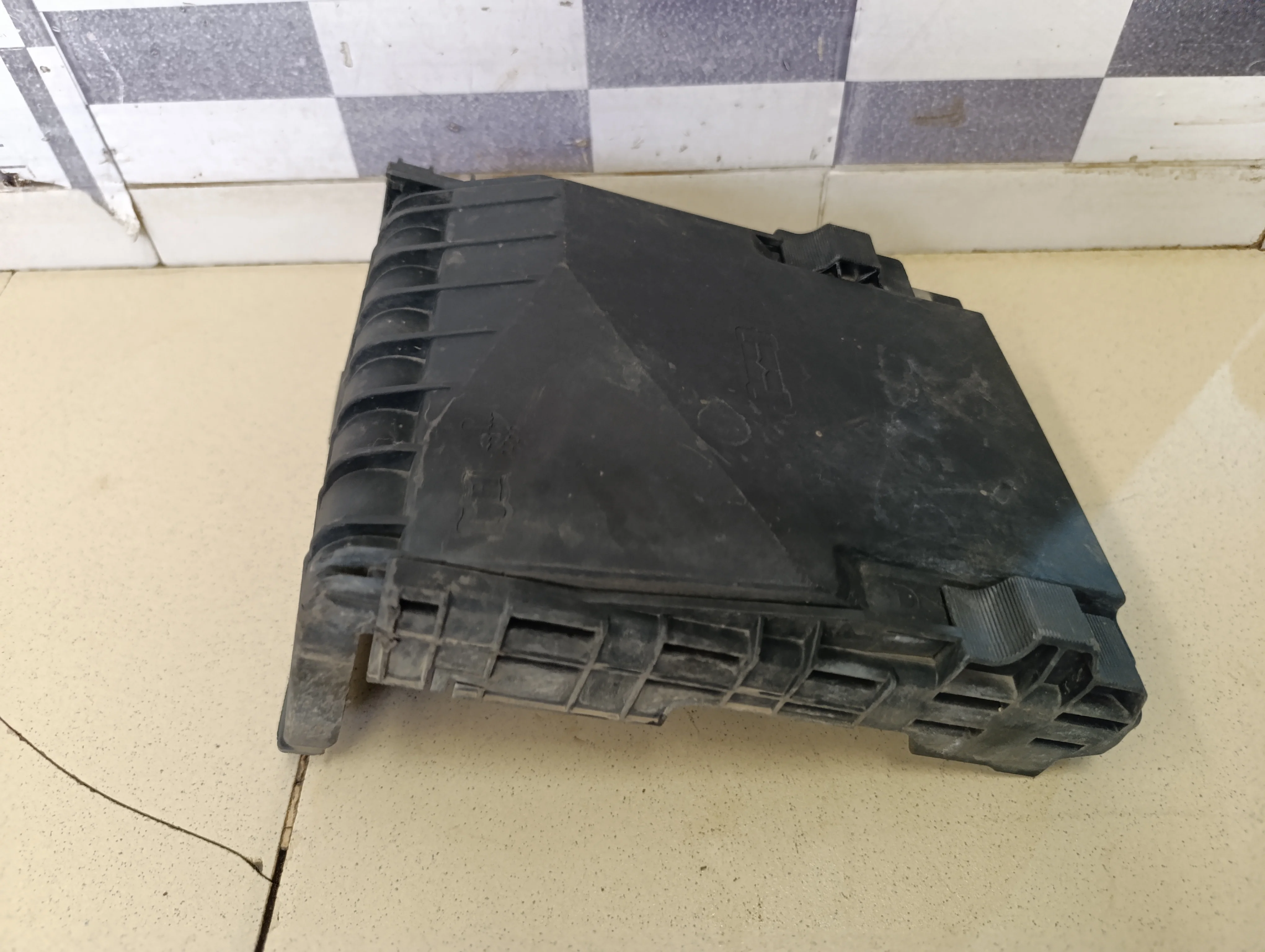 Крышка блока предохранителей Passat [B6] 2005-2010